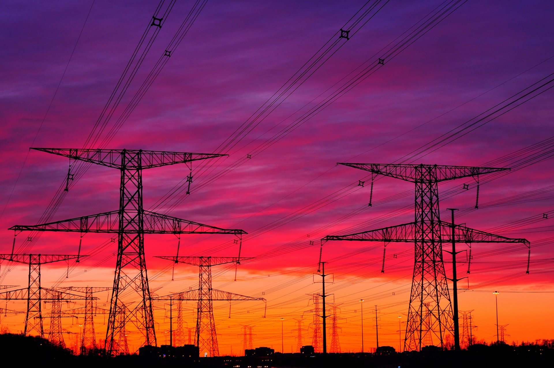 ciel nuages lueur prop lignes électriques maisons