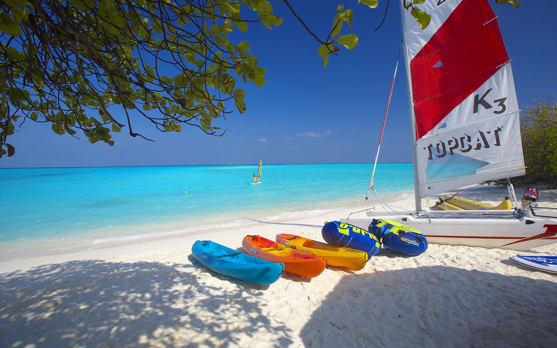 bord segel katamaran boot meer strand sand himmel