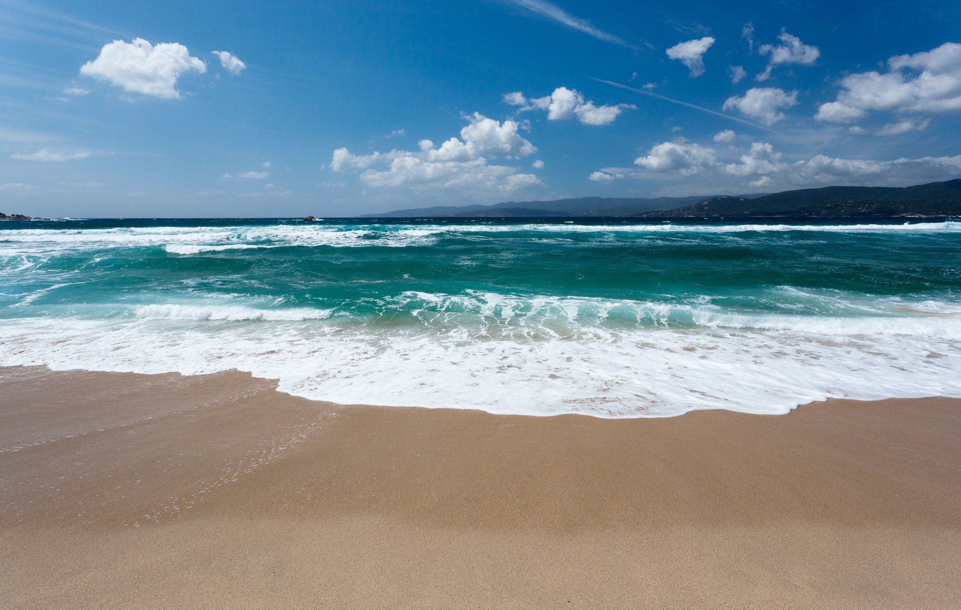 costa spiaggia sabbia onde nuvole