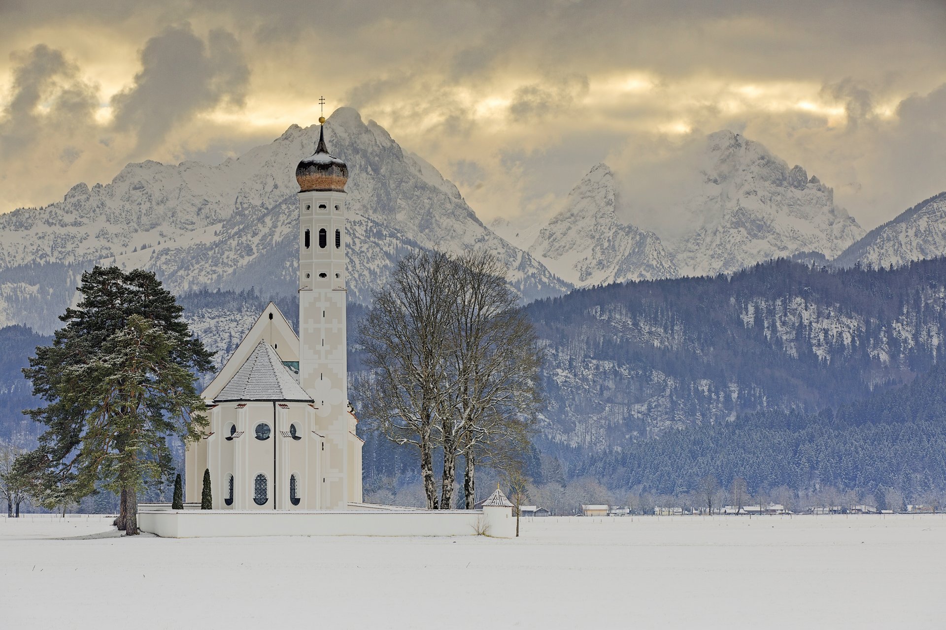 san coloman schwangau baviera germania alpi chiesa di san kalman chiesa montagne alberi inverno