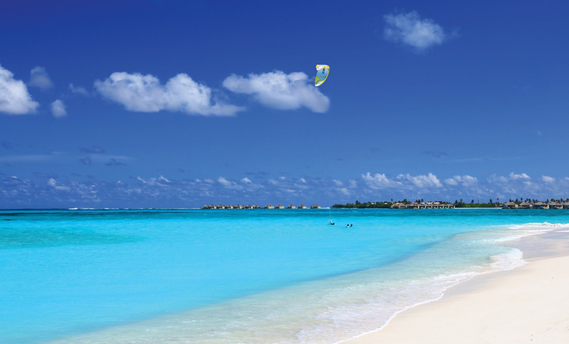 fallschirm dampfschiff himmel wolken meer menschen urlaub urlaub horizont strand sand türkis