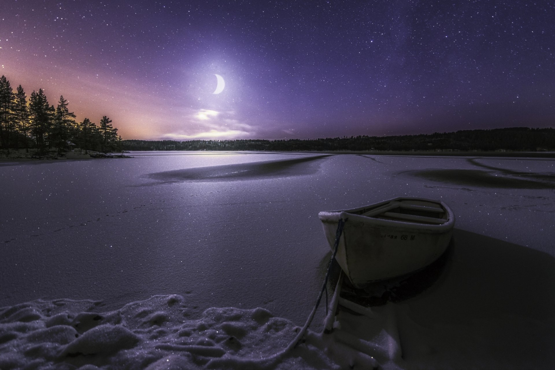 lake øyangen ringerike norwegia jezioro zima mróz śnieg noc gwiaździste niebo miesiąc łódź