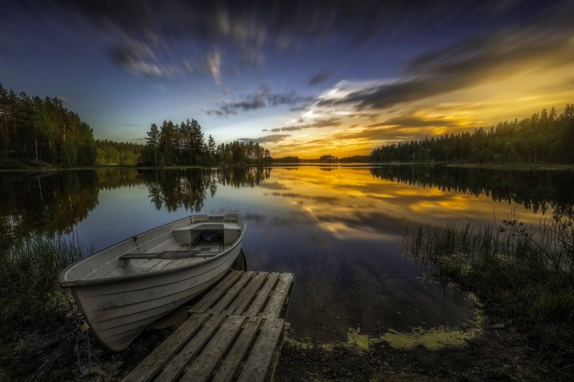 aklangen ringerike norvège lac coucher de soleil bateau arbres réflexion