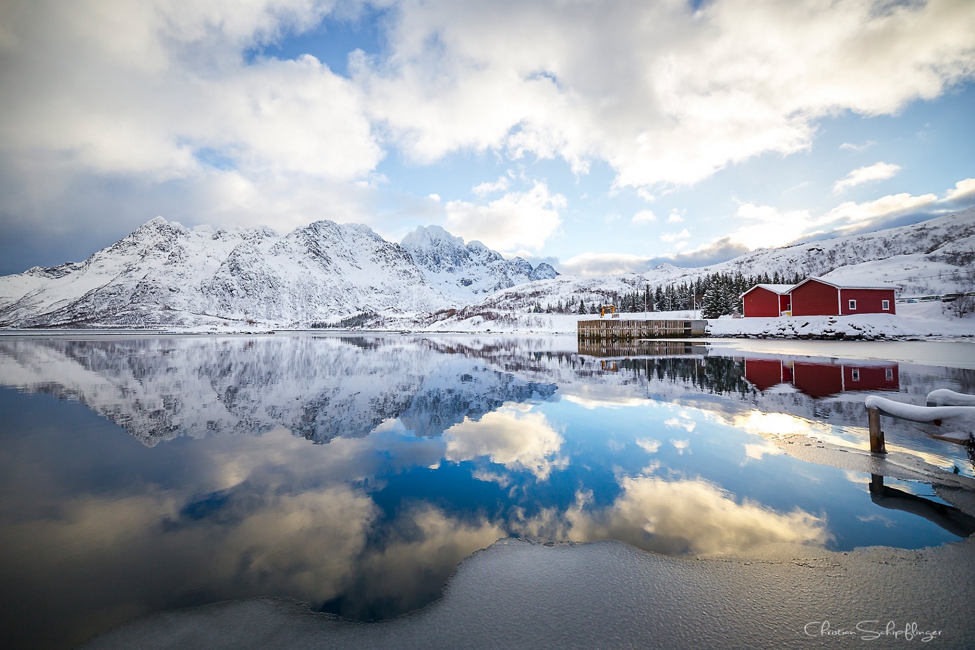 norvège îles lofoten montagnes matin nuages réflexions