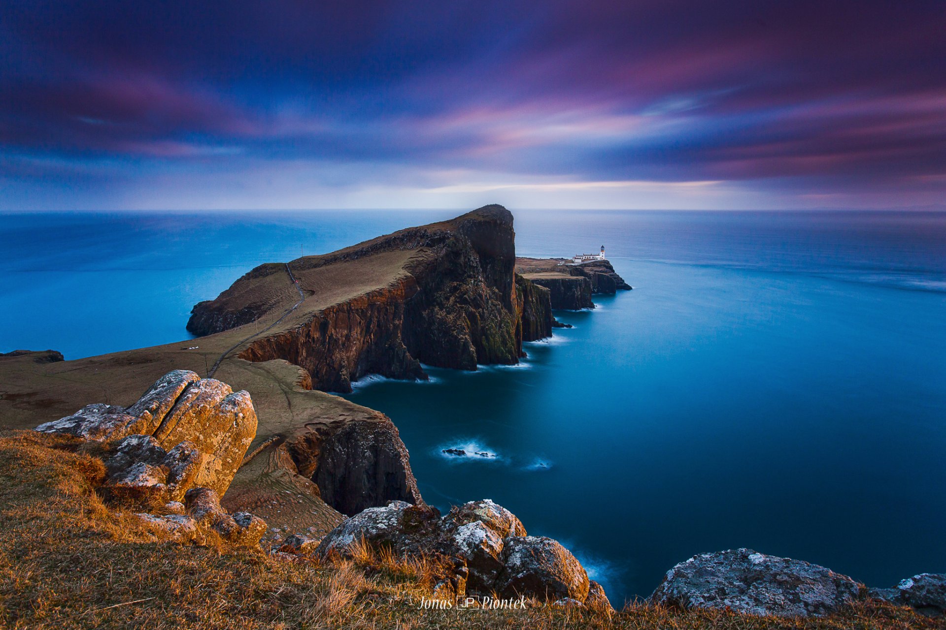 escocia punto neist archipiélago de las hébridas interiores isla de skye en el borde faro noche