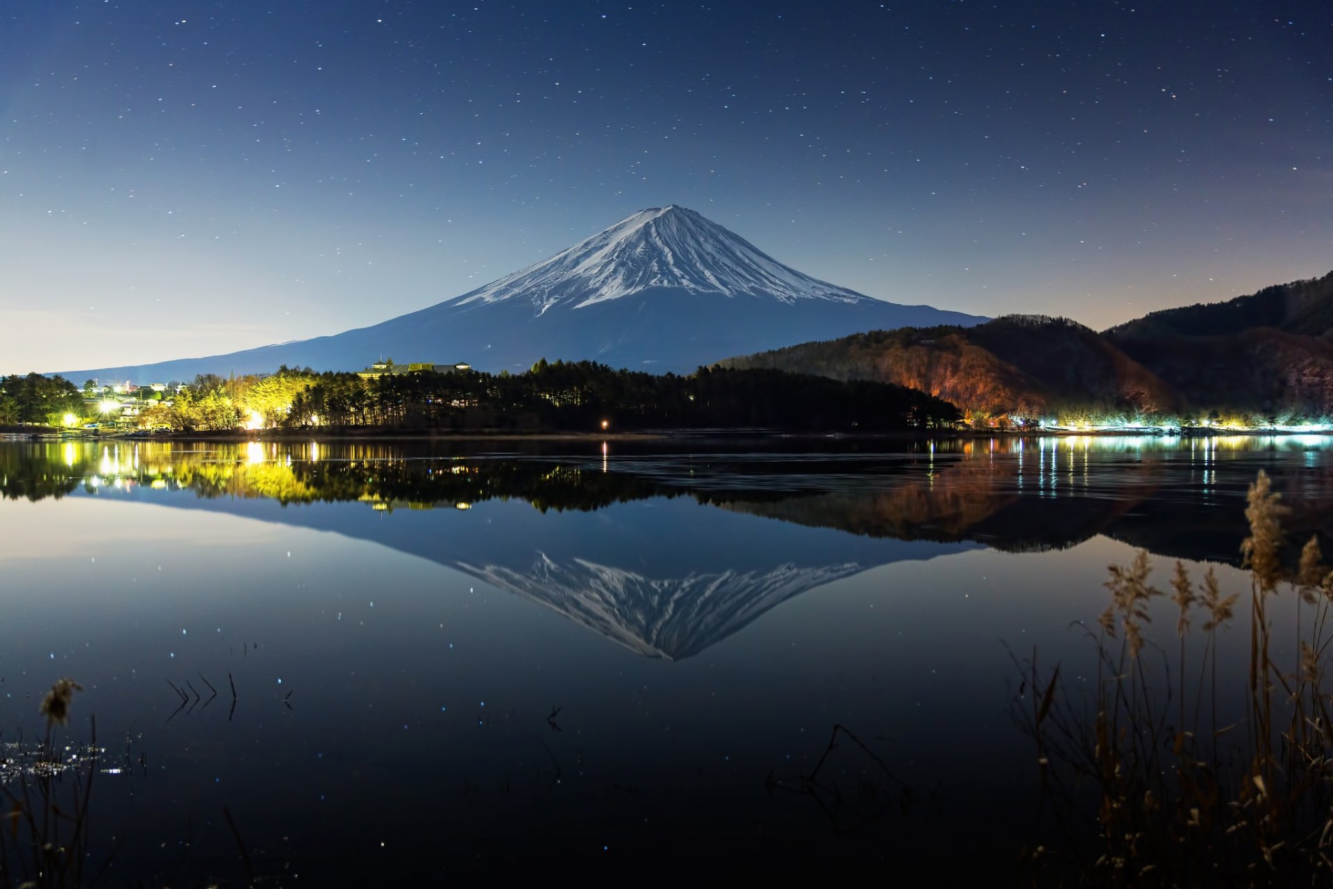 japon stratovolcan montagne fujiyama 富士山 nuit hiver rivière lac réflexion