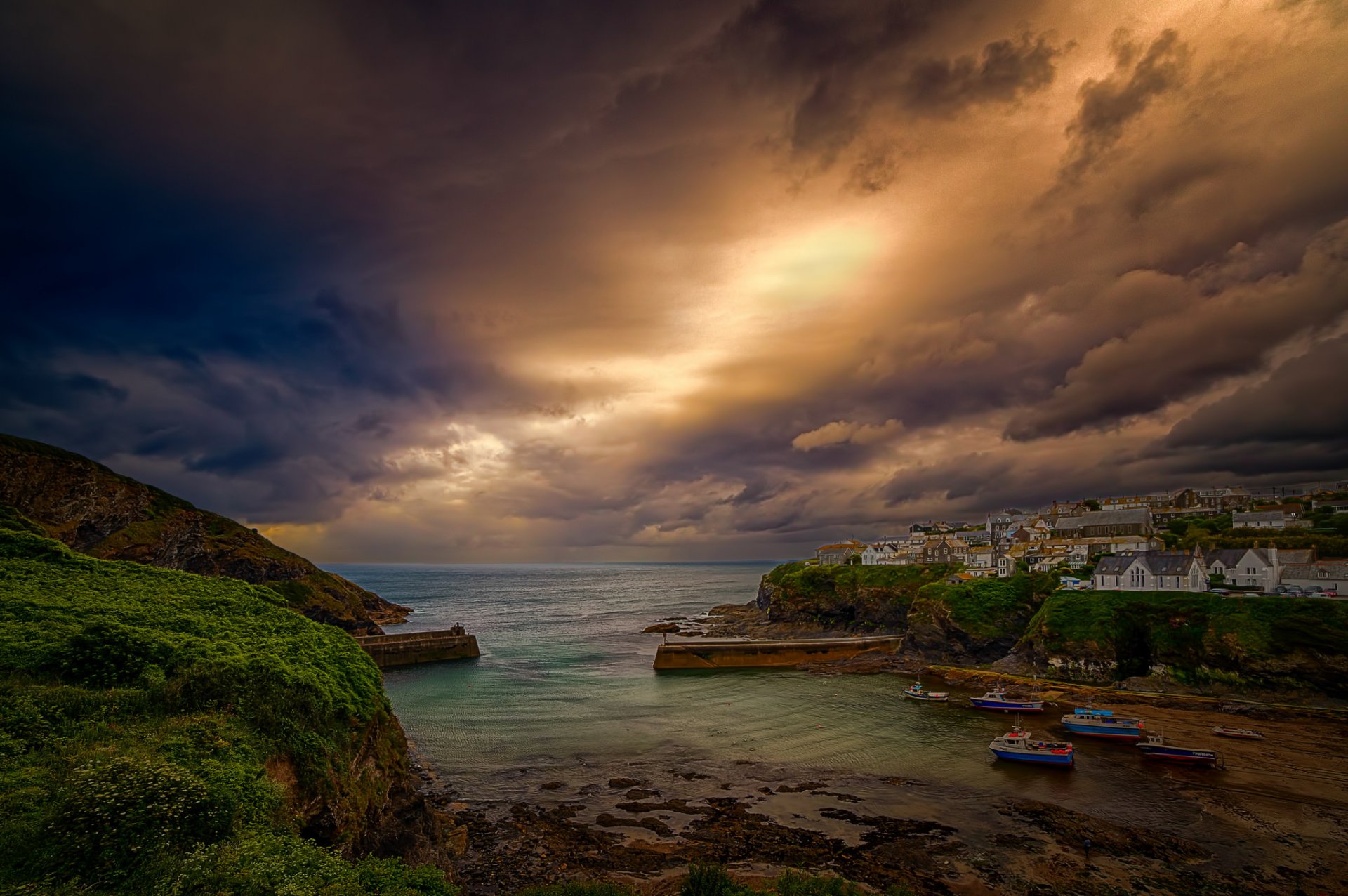 port isaac kornwalia anglia niebo chmury zatoka miasto domy