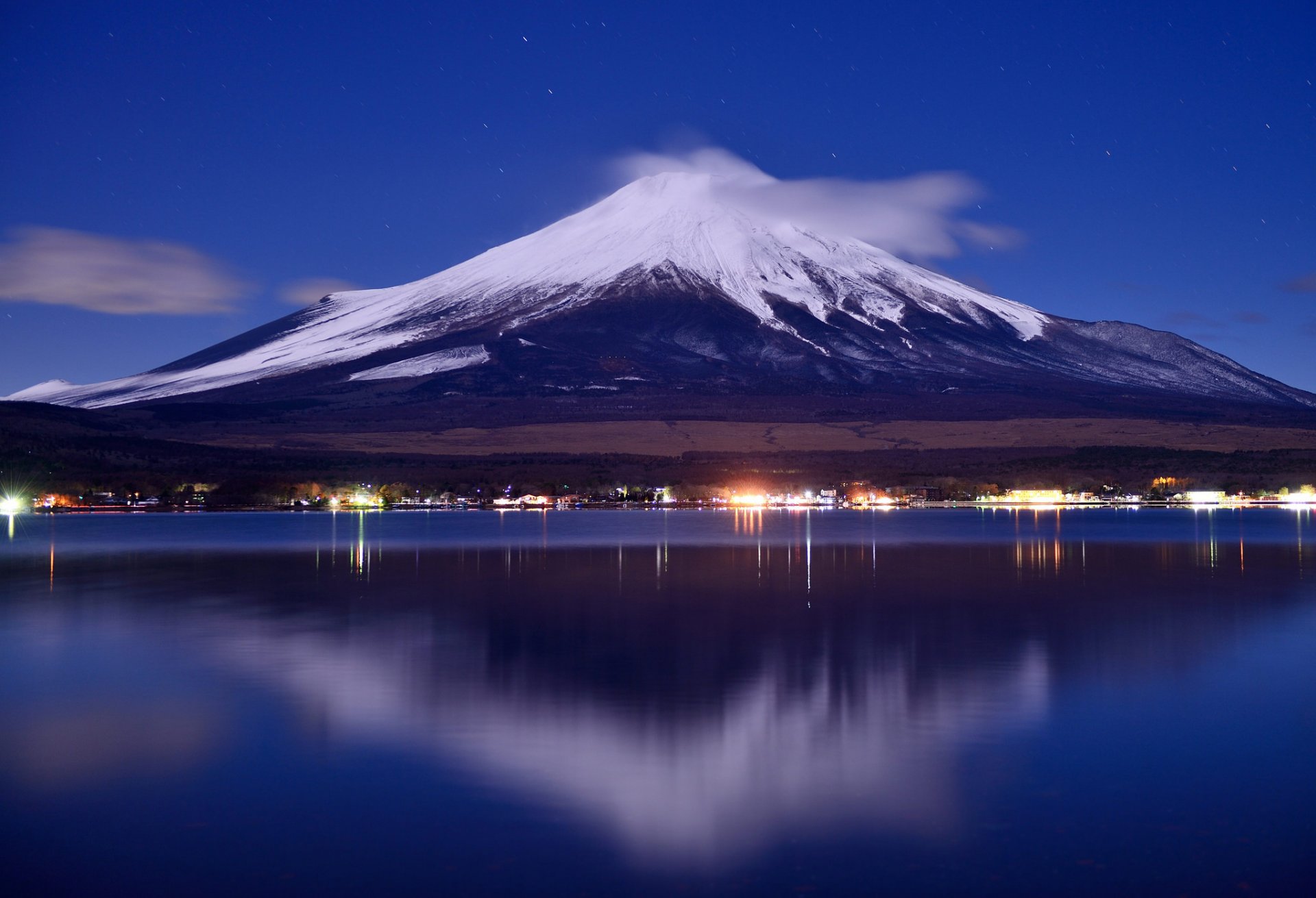 japonia góra fujiyama niebo jezioro noc światła