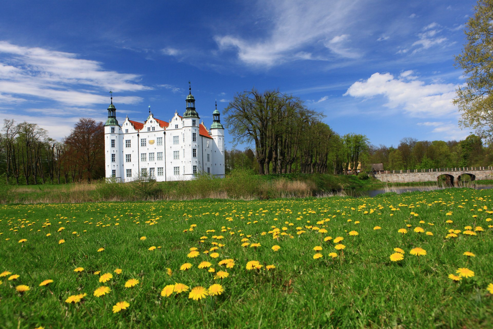 ahrensburg niemcy zamek niebo chmury rzeka most drzewa trawa