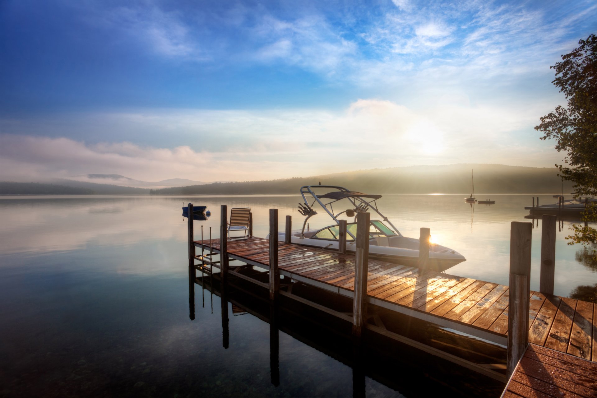 paesaggio alba molo ponte barca motore motoscafo velocità riva fiume cielo calma silenzio estate turismo tempo libero viaggi il mio pianeta sfocatura bokeh carta da parati