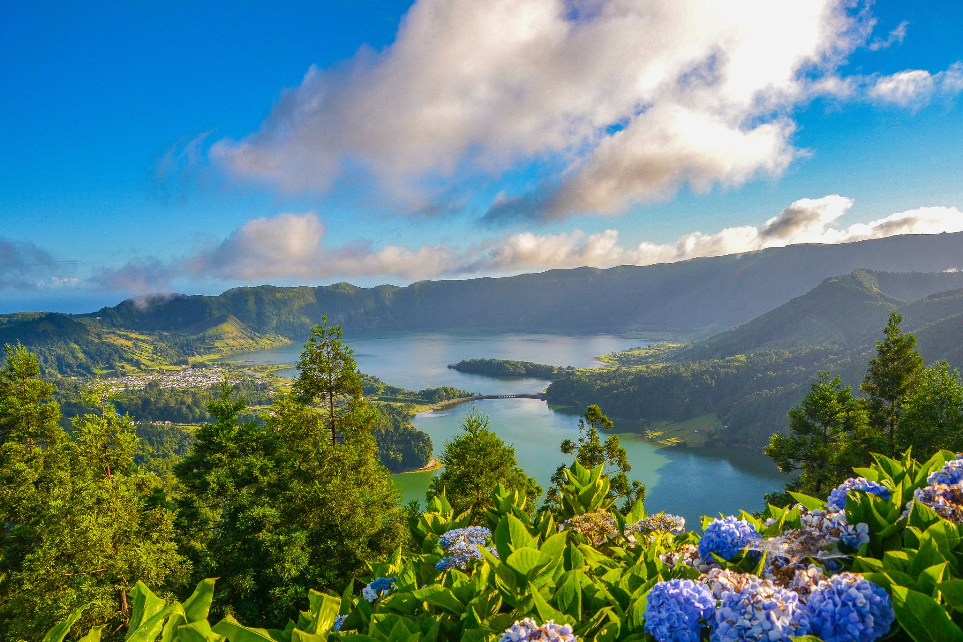 lagoa das sete cidades la lagune des sept villes sete cidades massif são miguel island açores portugal lac sete-cidades l île de san miguel lac cratère stratovolcan hortensia fleurs nuages panorama