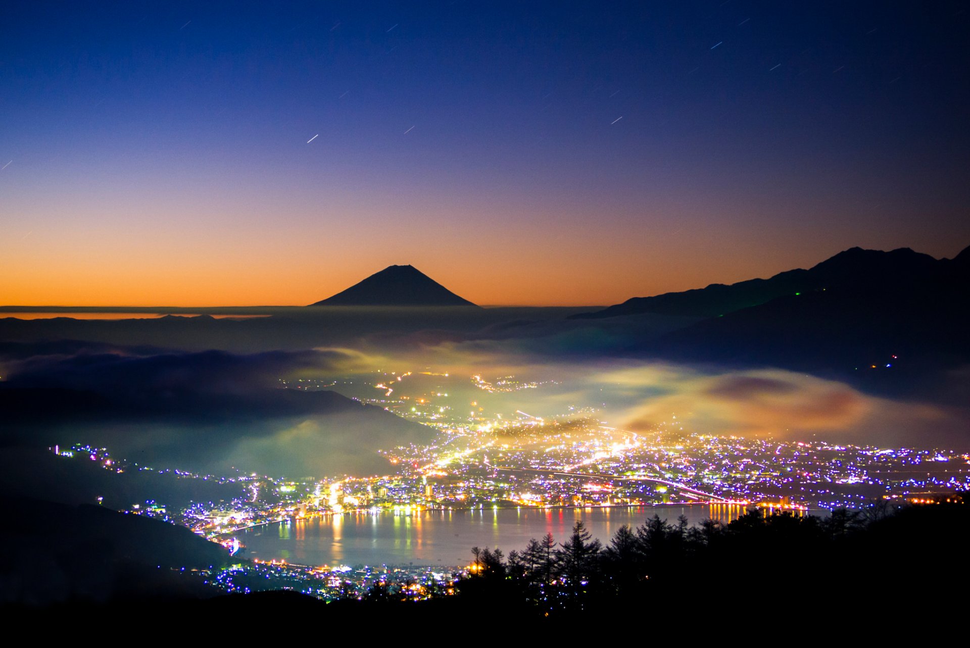 japon île de honshu stratovolcan montagne fujiyama 富士山 soirée nuit lumières