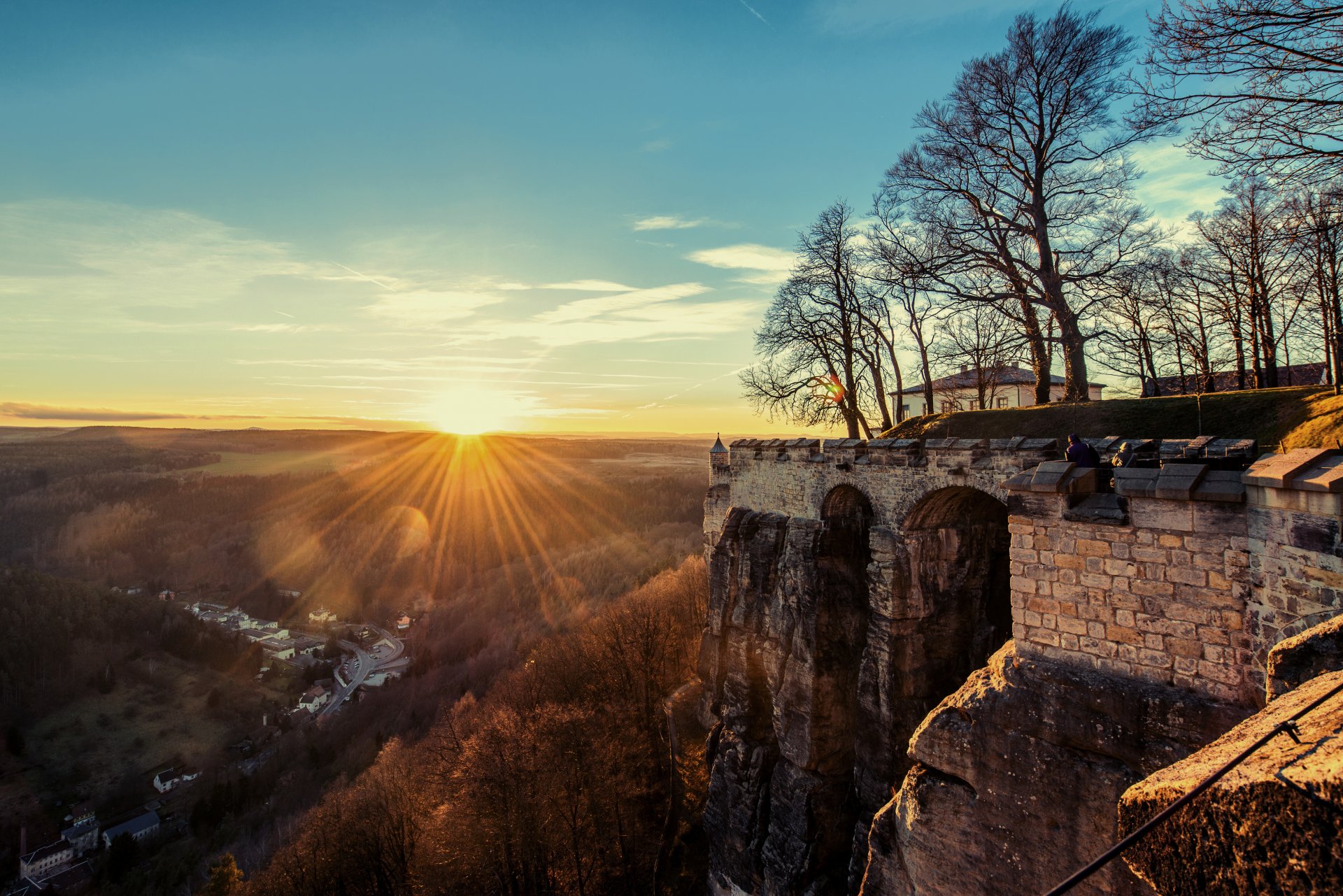 puesta de sol árboles fortaleza de königstein königstein alemania fortaleza de königstein königstein