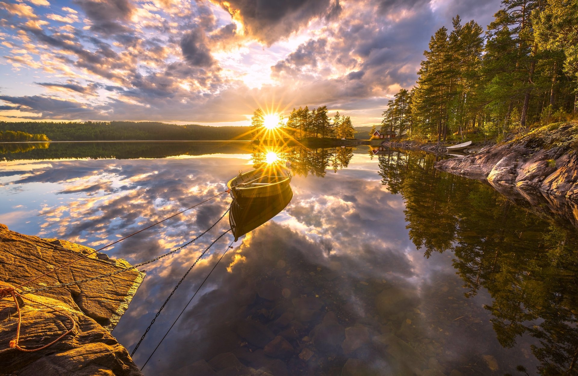 ringerike norvège lac coucher de soleil réflexion bateau arbres