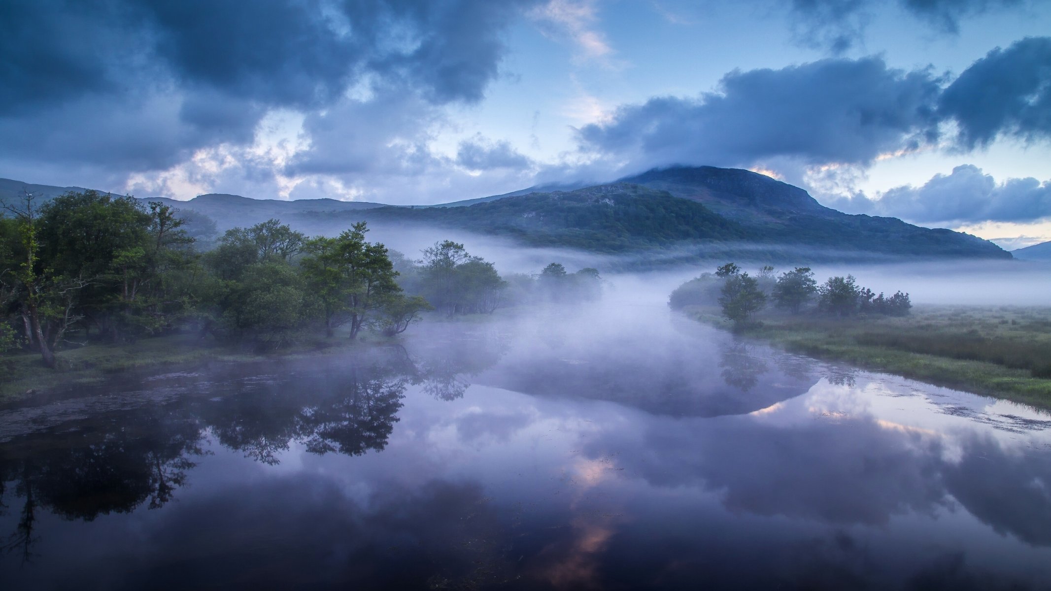 athos glaslyn pays de galles angleterre rivière glaslyn rivière montagnes collines brouillard matin