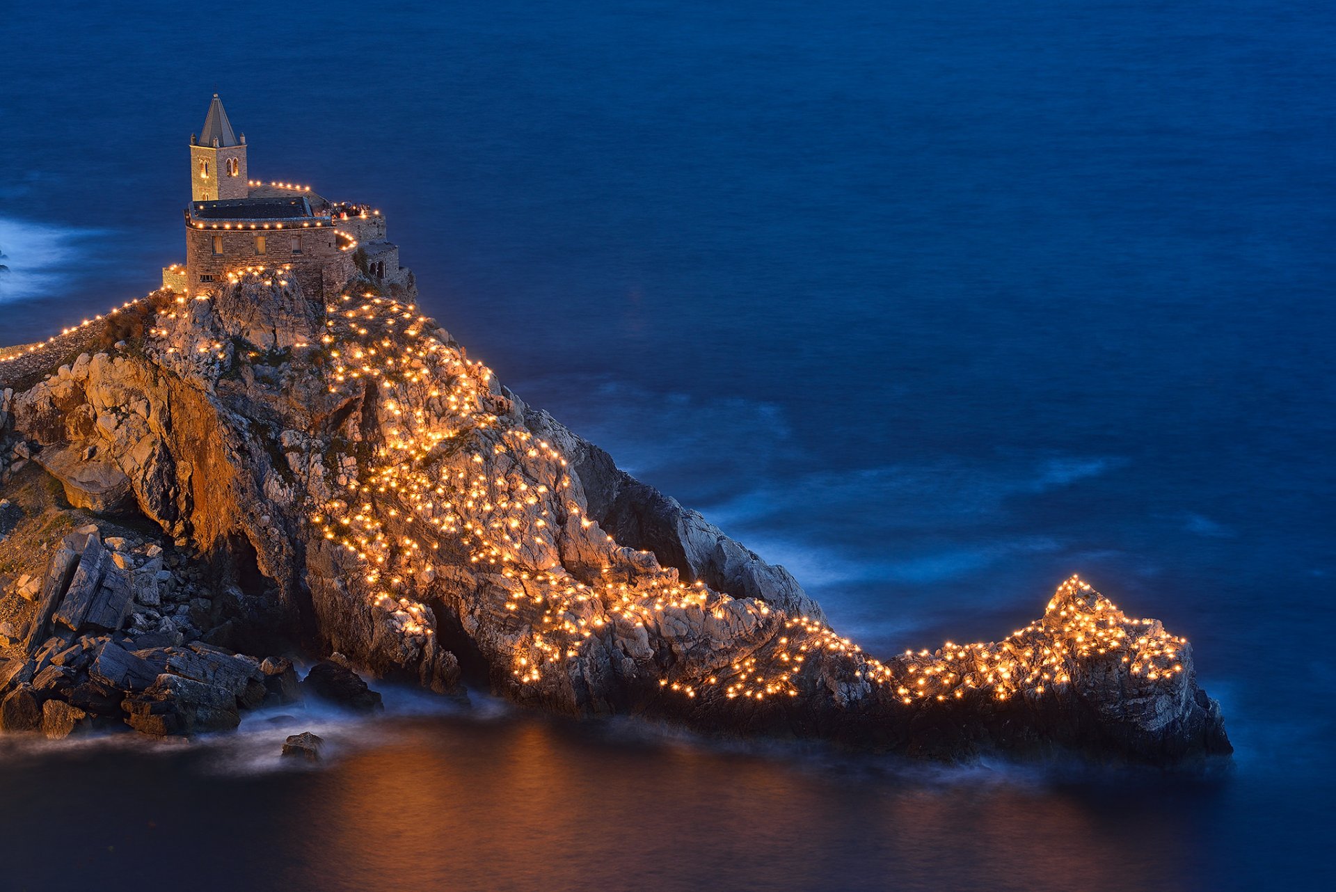 chiesa di san pietro kirche st. peter portovenere ligurien italien bucht der dichter felsen kirche lichter