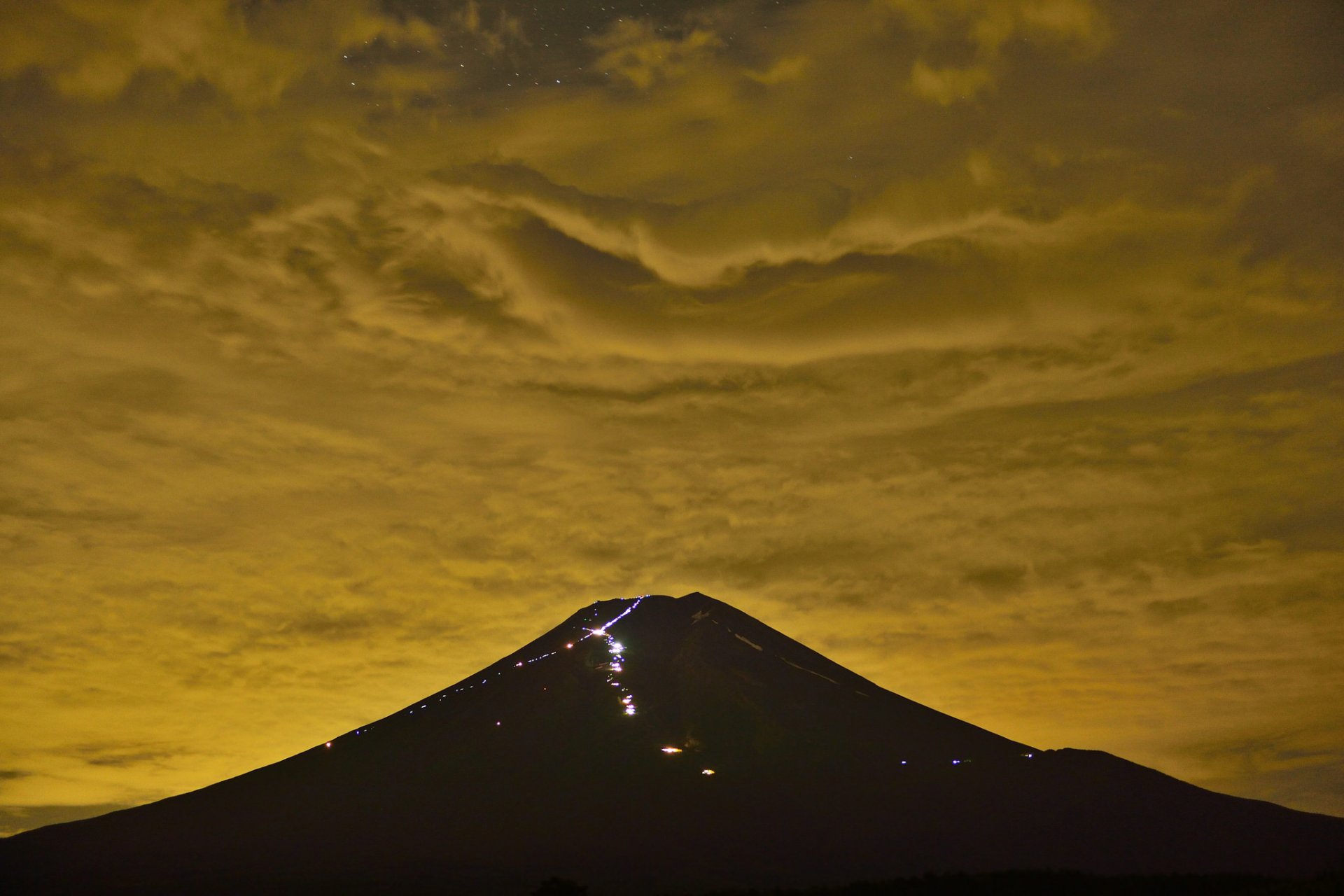 japonia góra fujiyama niebo chmury noc światła