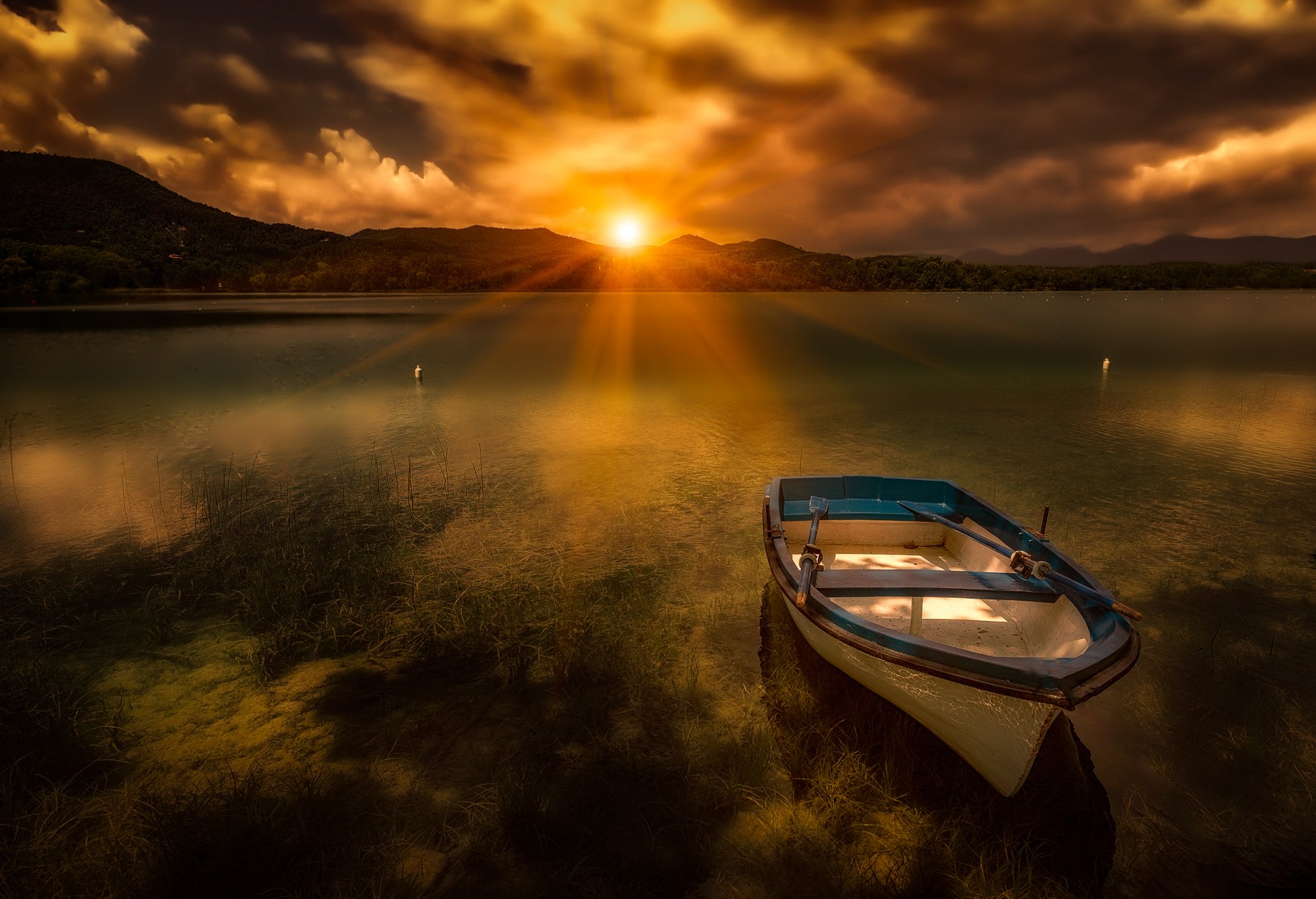 lago banyoles cataluña españa lago banyoles puesta de sol barco lago montañas