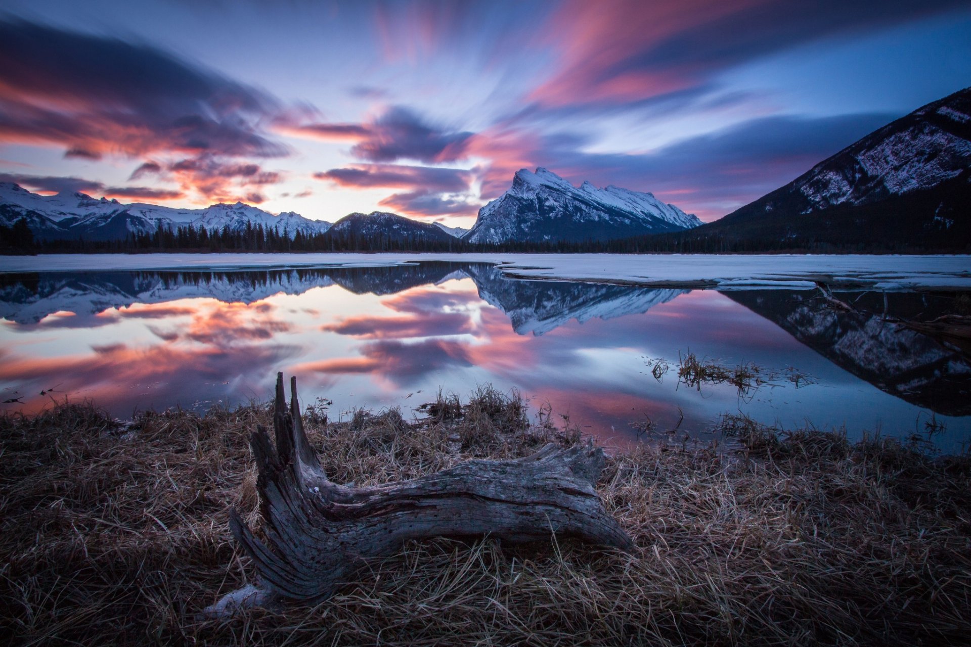 canadá alberta parque nacional banff monte rundle invierno mañana montañas lago nieve reflexiones