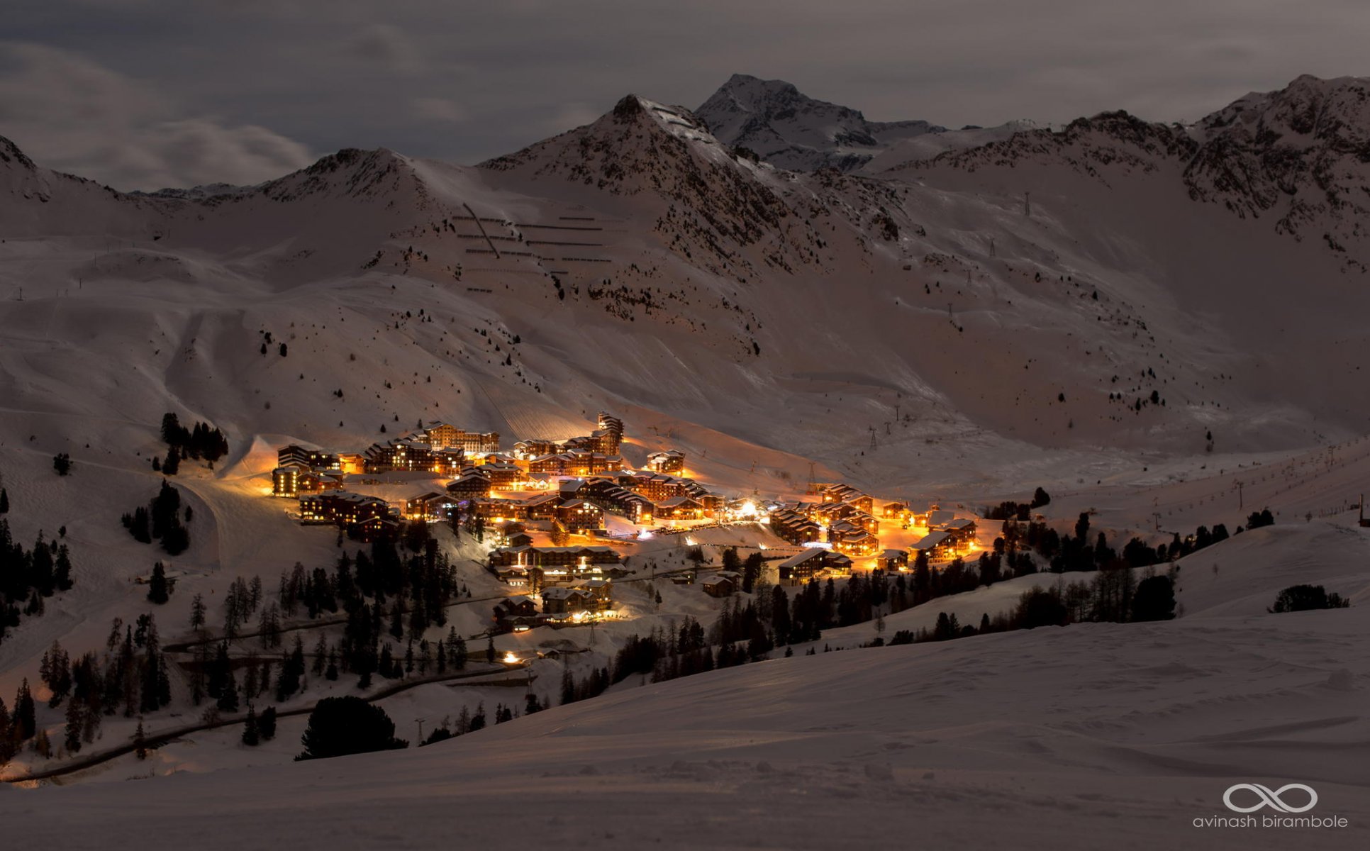 landschaft nacht berge tal resort winter schnee lichter