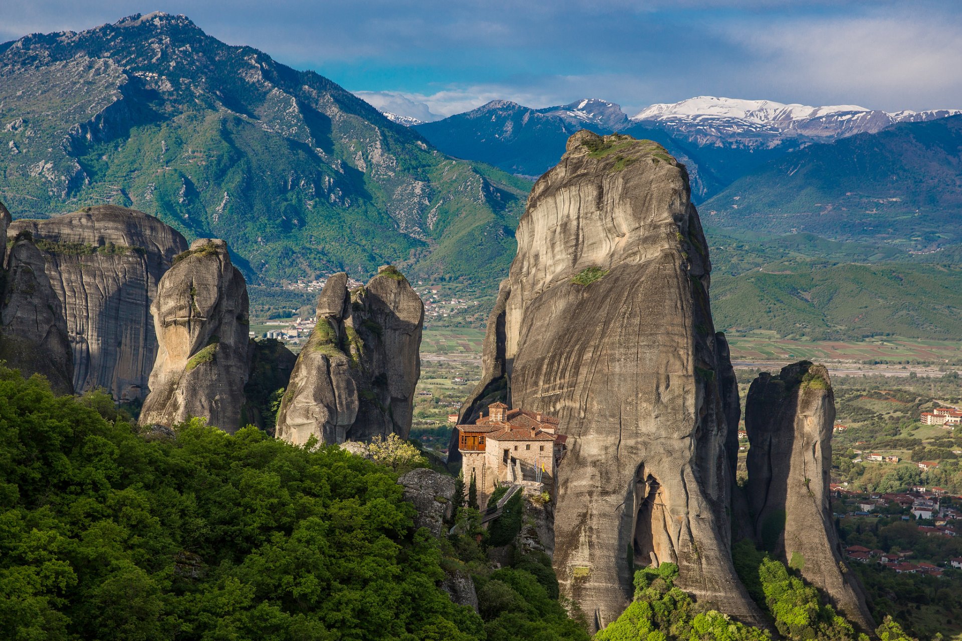 grèce météores montagnes rochers vallée monastère