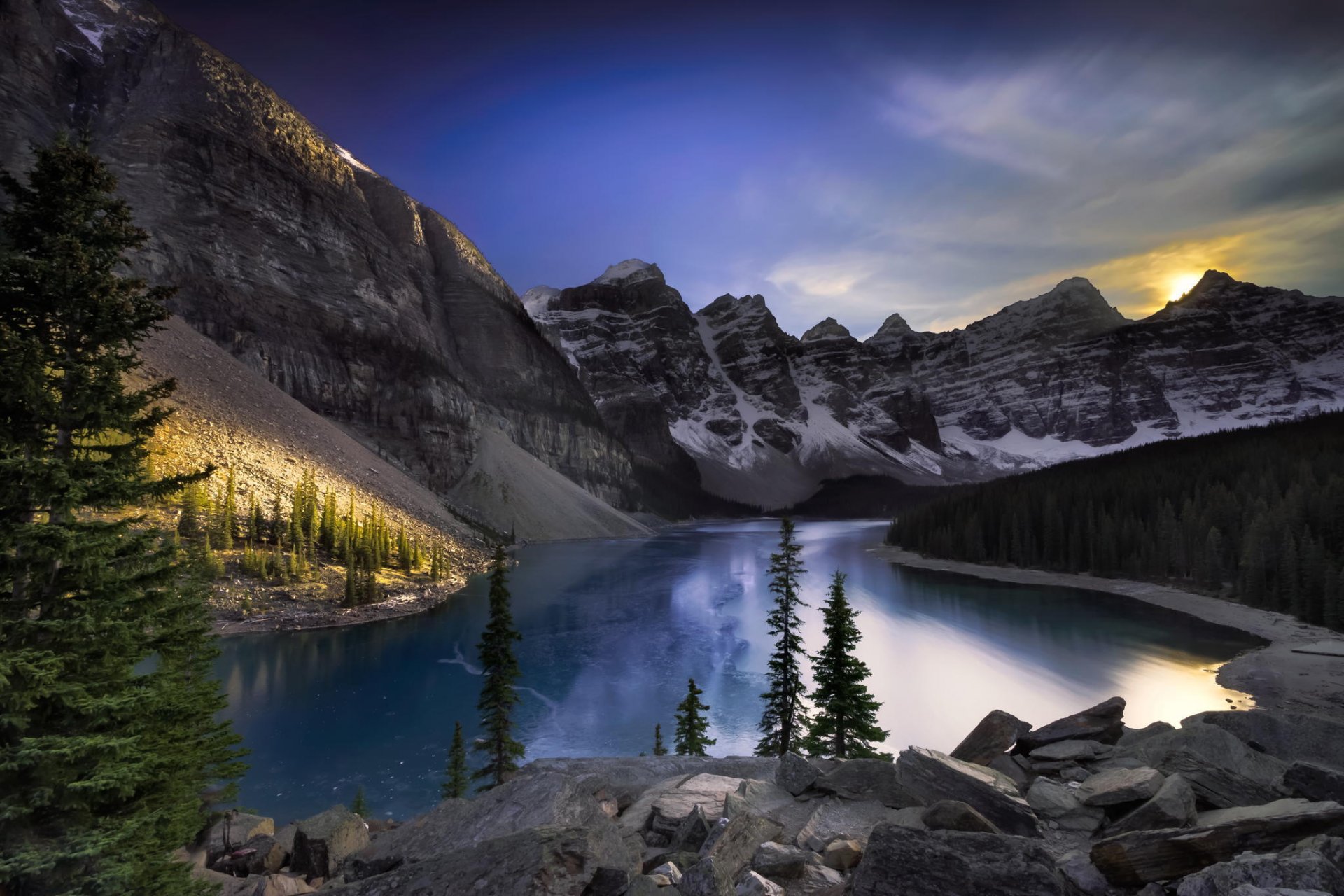 lago alberta canada montagne foresta paesaggio