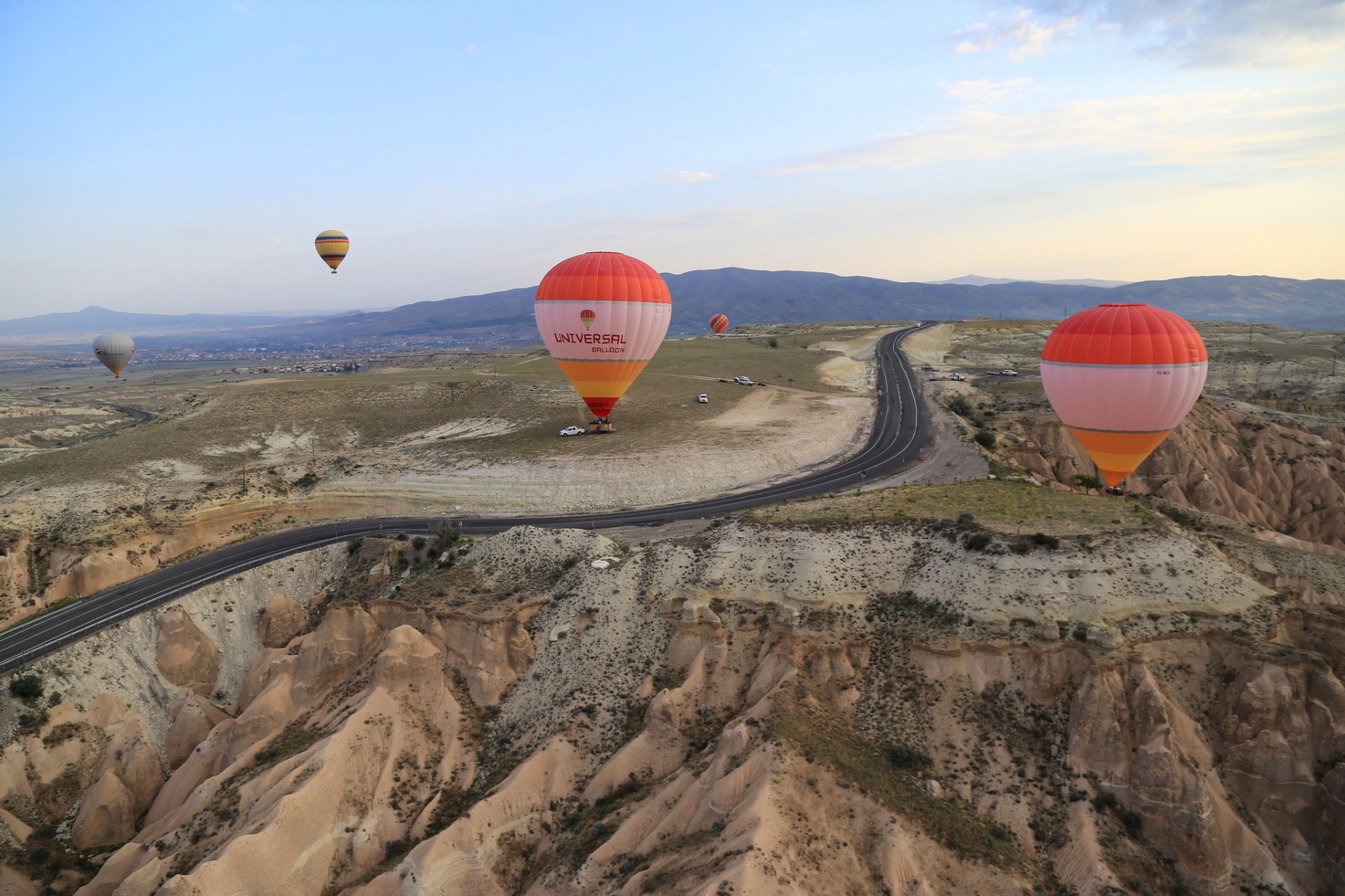 kappadokien türkei himmel berge straße ballon