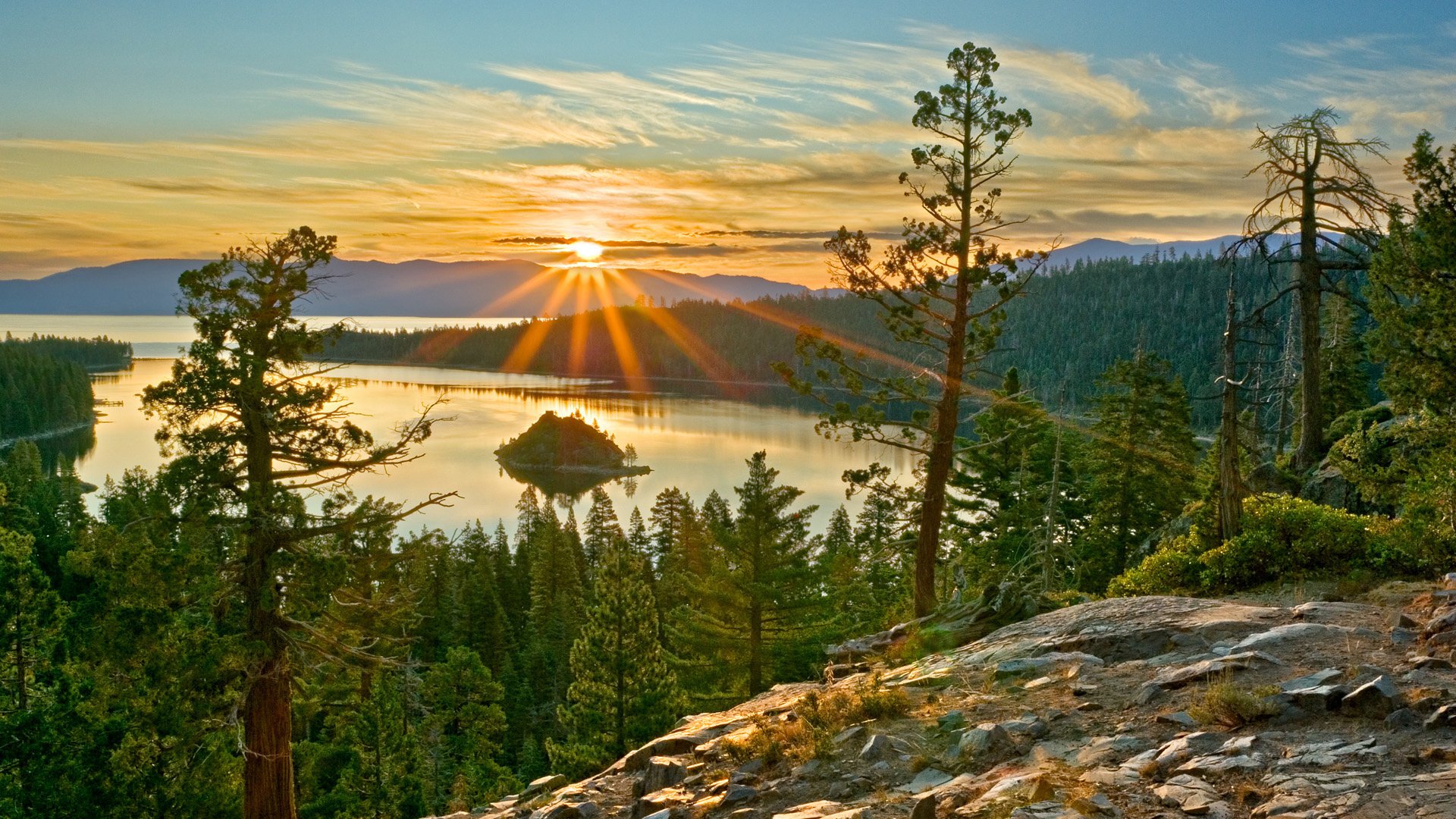 lac forêt arbres coucher de soleil rayons du soleil