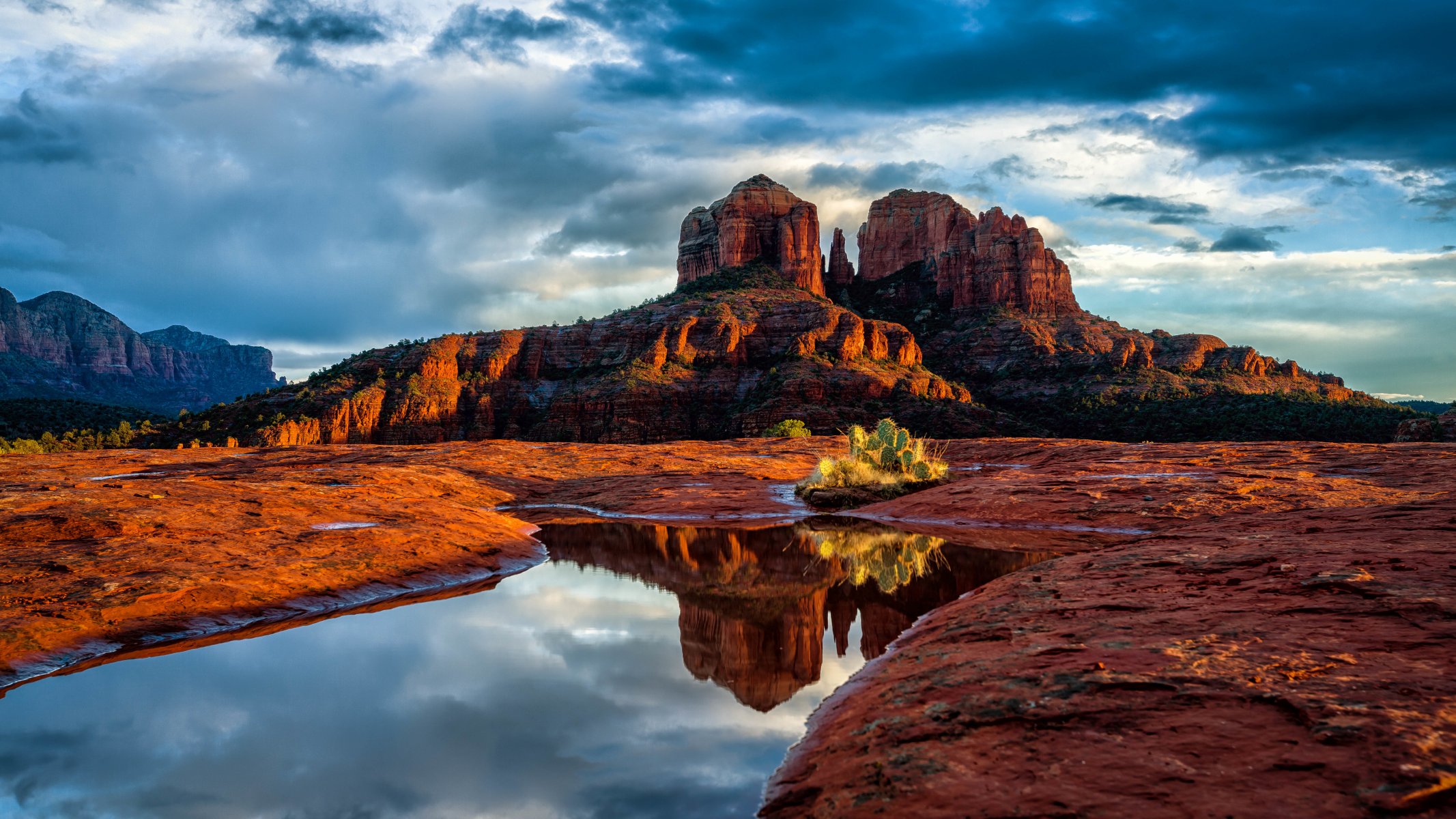 arizona sedona naturaleza cielo nubes montañas rocas árboles arbustos desierto