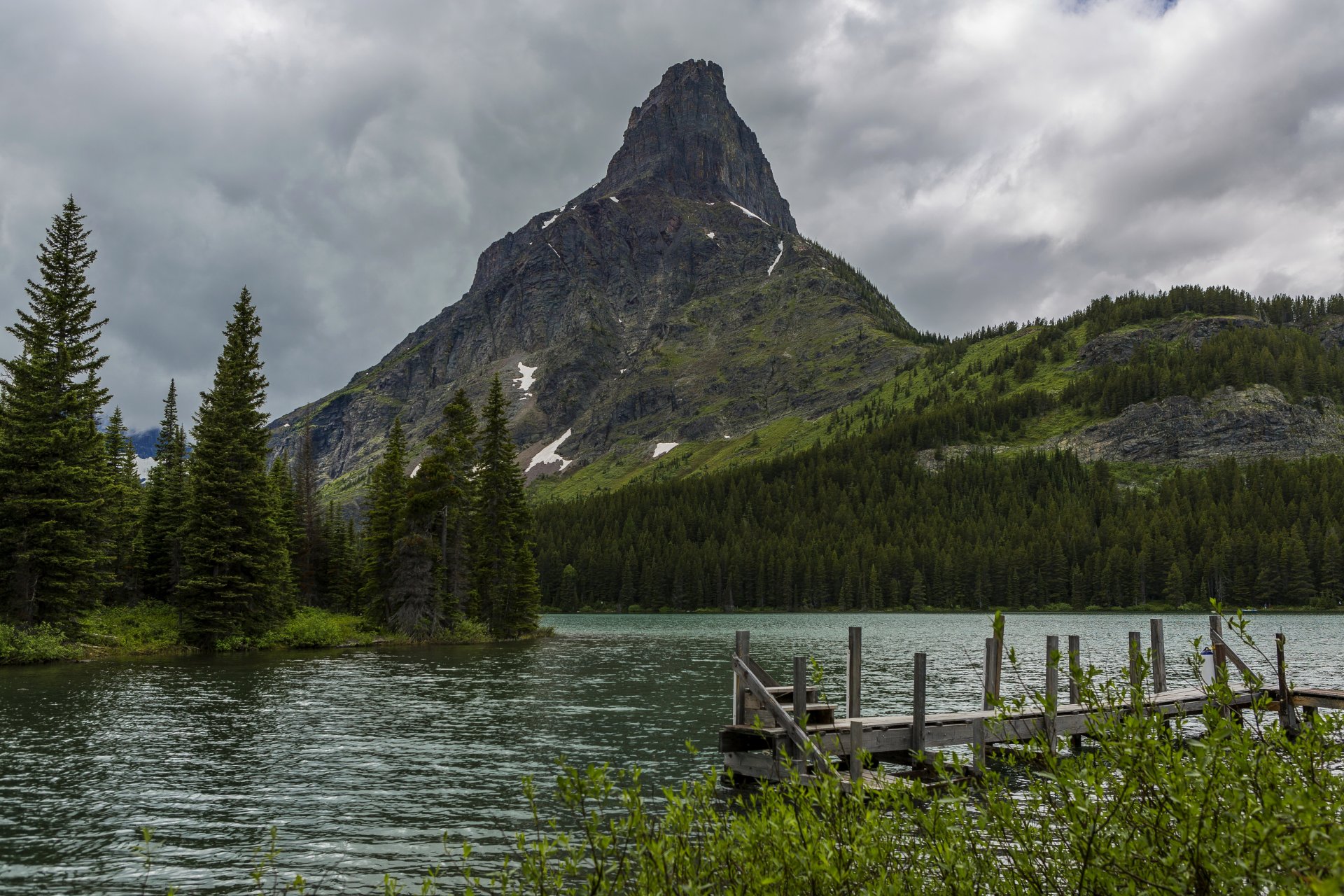 états-unis glacier montana montagnes roches rivière forêt arbres nuages