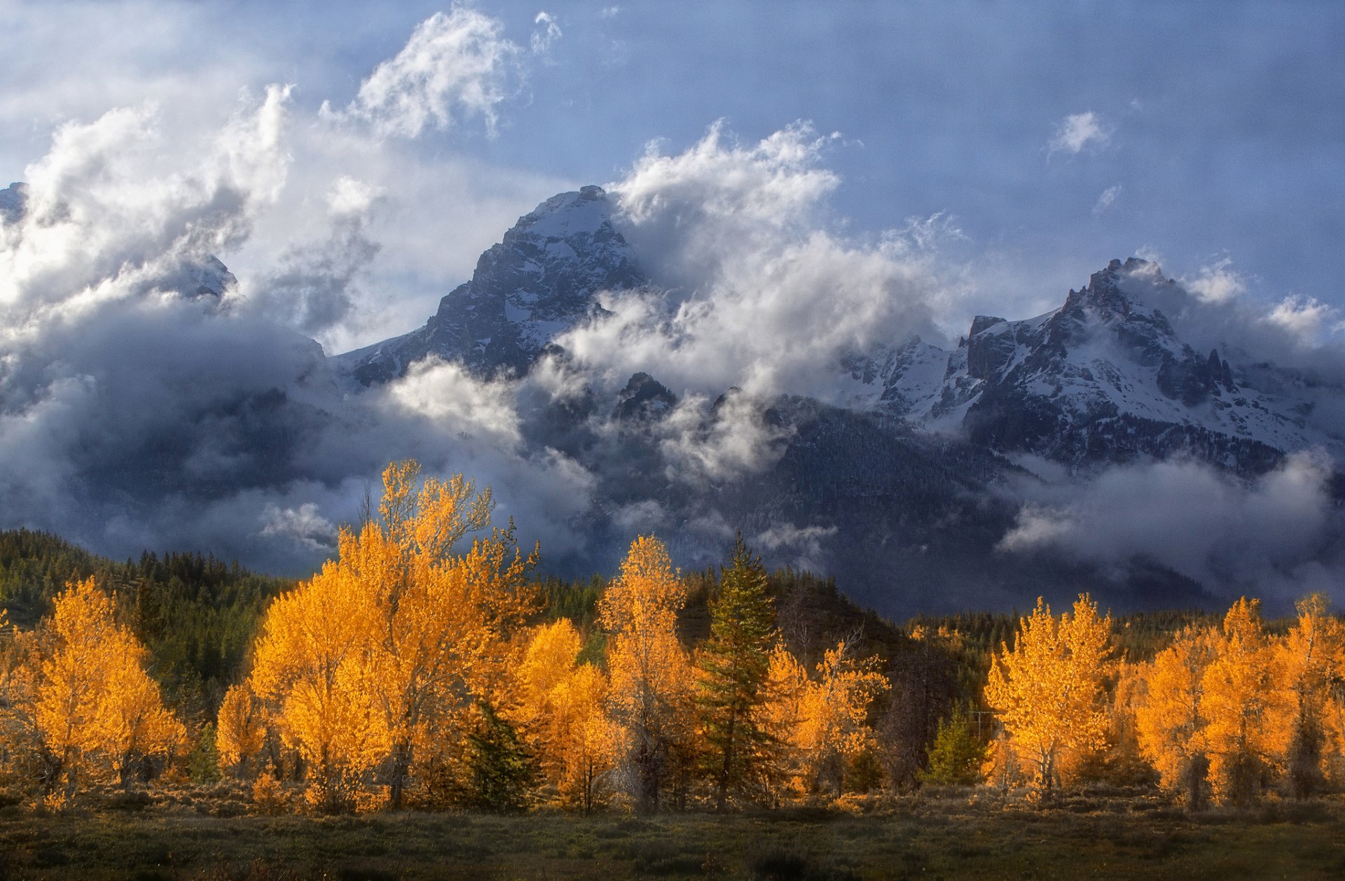 parque nacional grand teton wyoming montañas rocosas grand teton montañas nubes árboles otoño