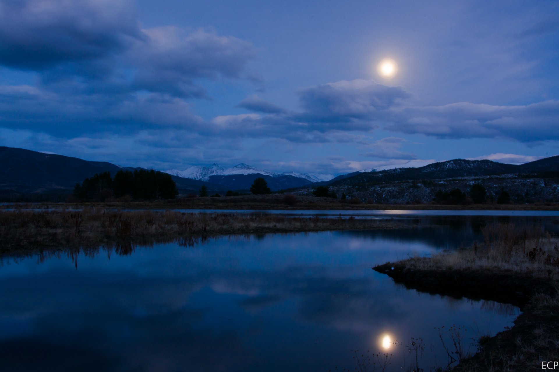 paesaggio notte luna luminosa splende cielo nuvole