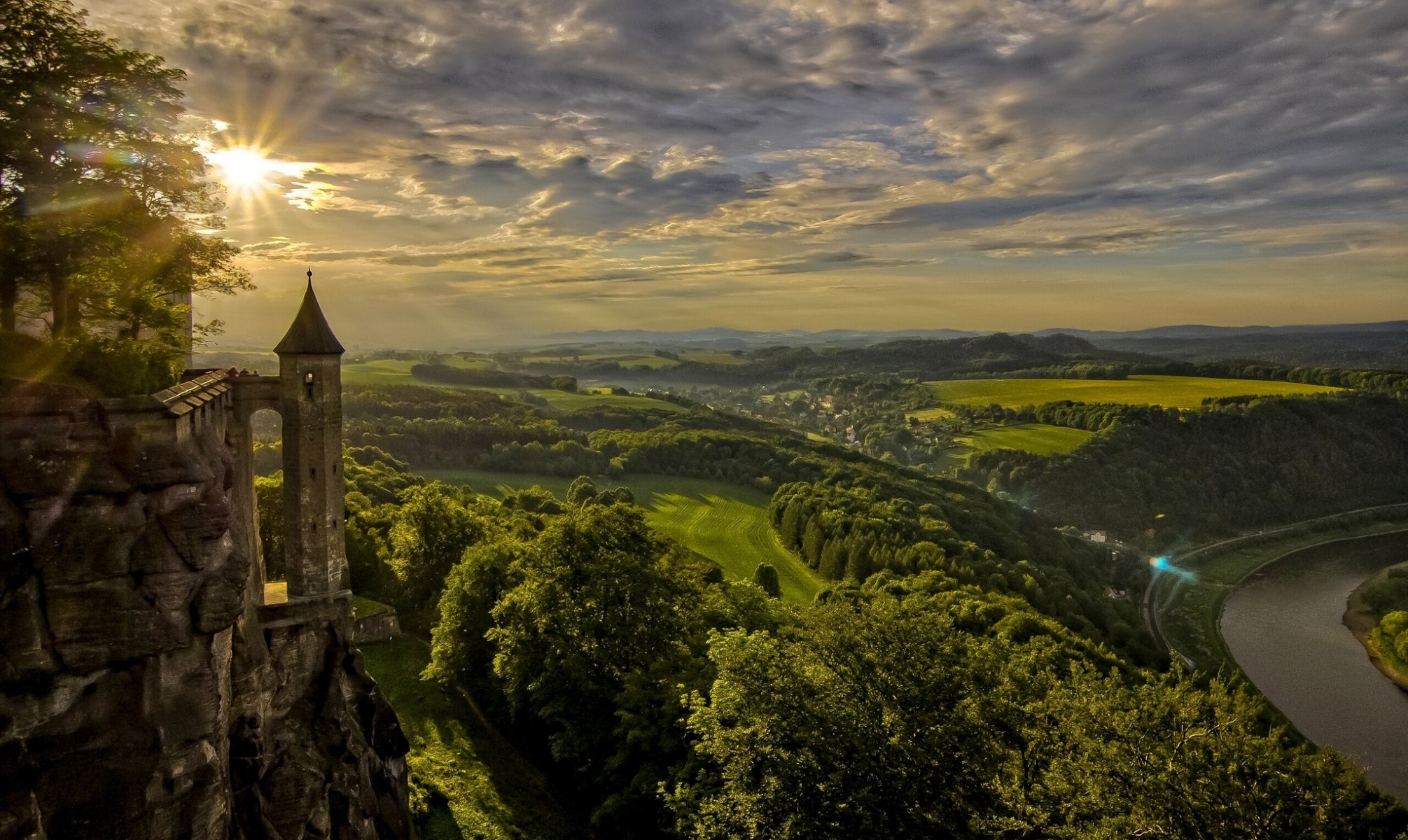 königstein sassonia germania fortezza di königstein fiume elba königstein fortezza di königstein fiume elba tramonto campo fiume panorama