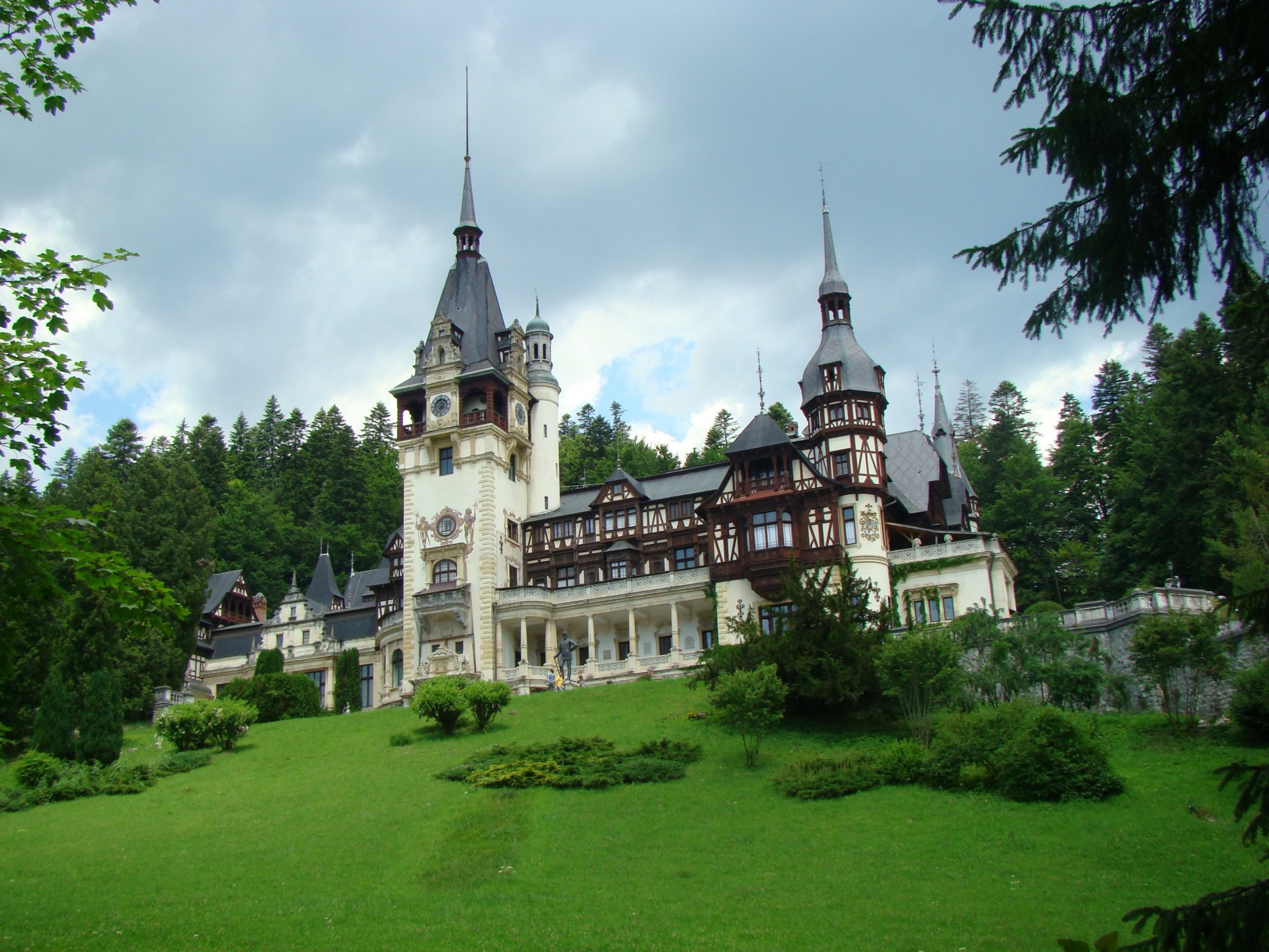 paisaje naturaleza verano castillo de peles transilvania rumania foto