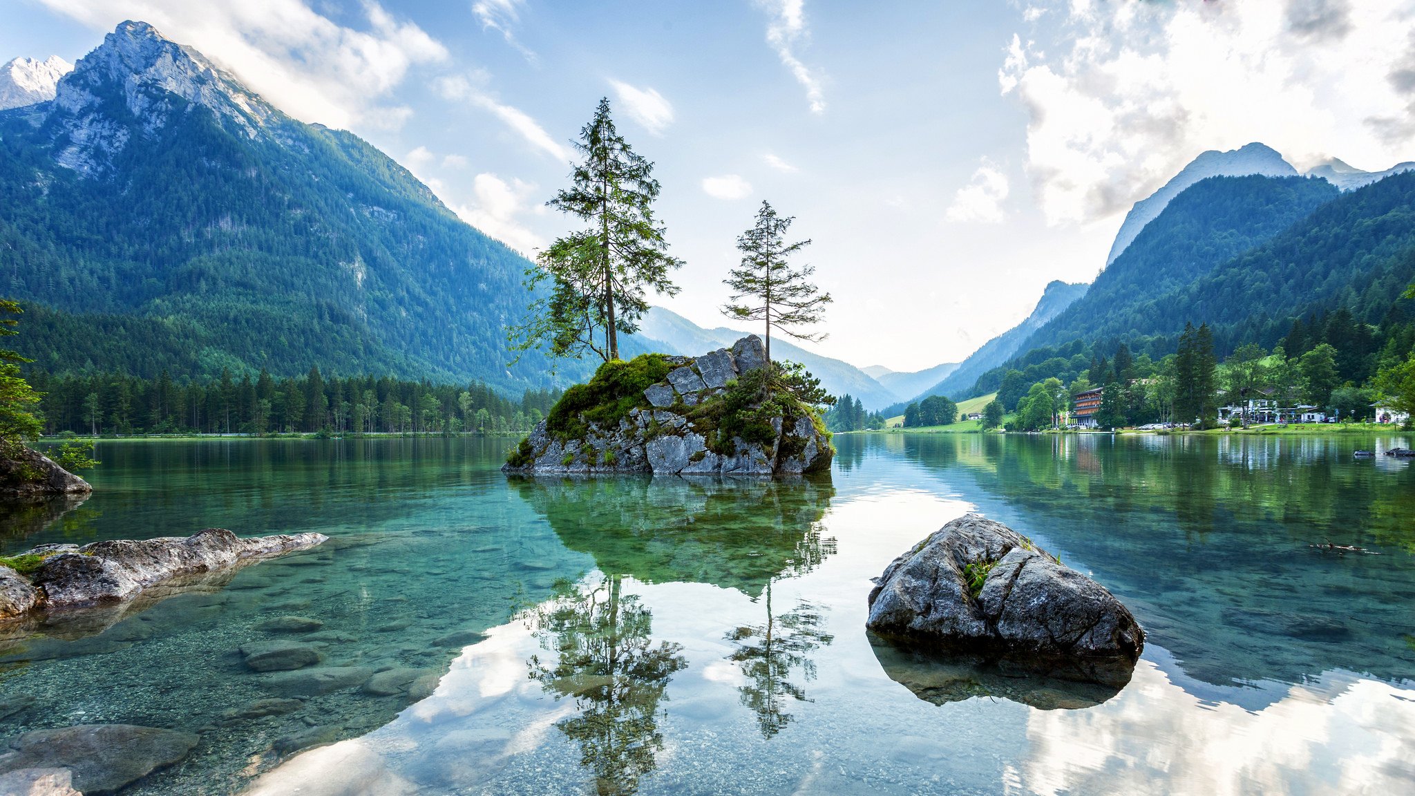 lago hintersee ramsauer ache ramsau berchtesgaden baviera germania alpi lago montagne pietre riflessione