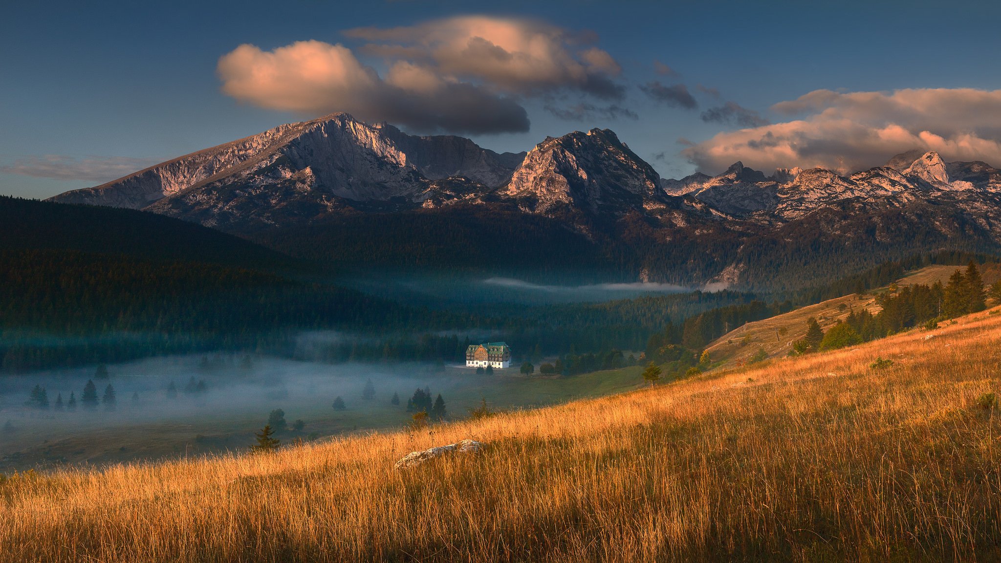 berge nebel haus