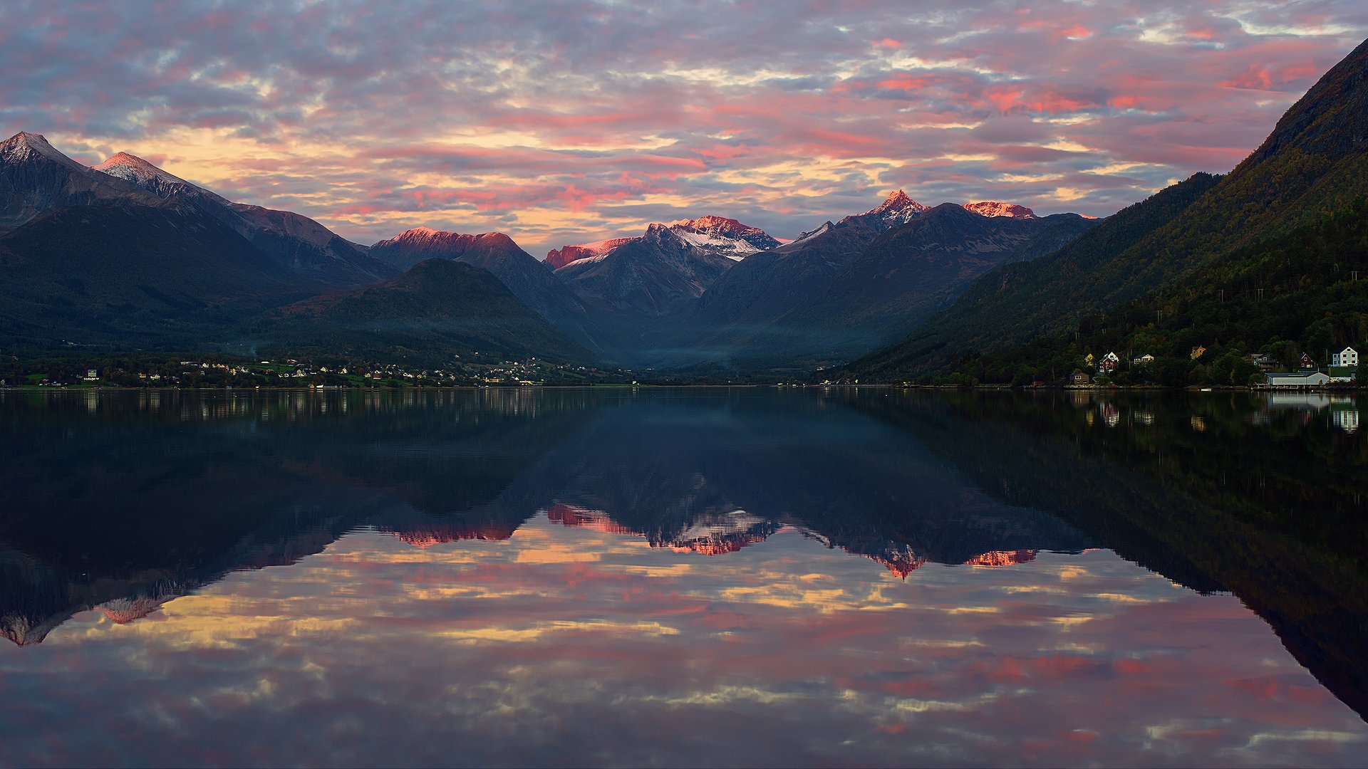 norvegia montagne picchi luce fiordo riflessioni