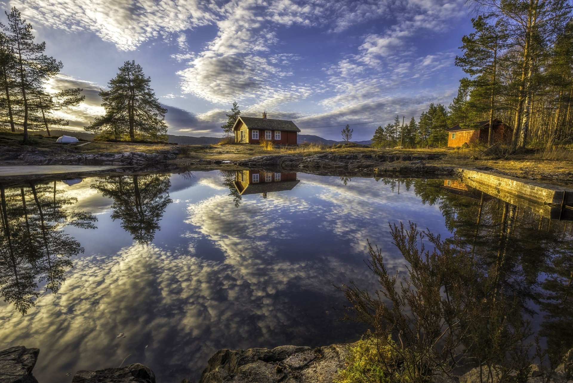 ringerike norwegen see reflexion häuser wolken bäume