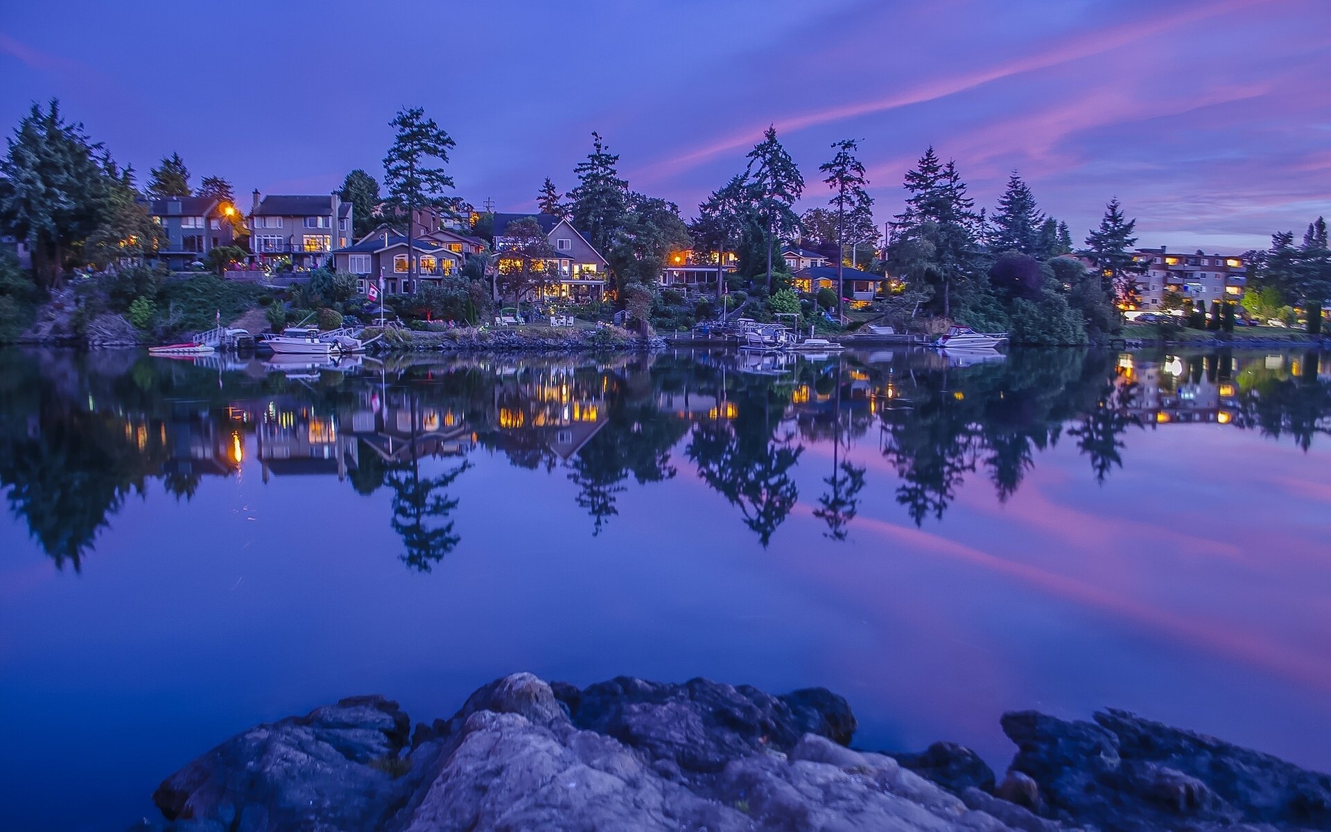 isla de vancouver columbia británica canadá río muelle barcos casas árboles reflexión