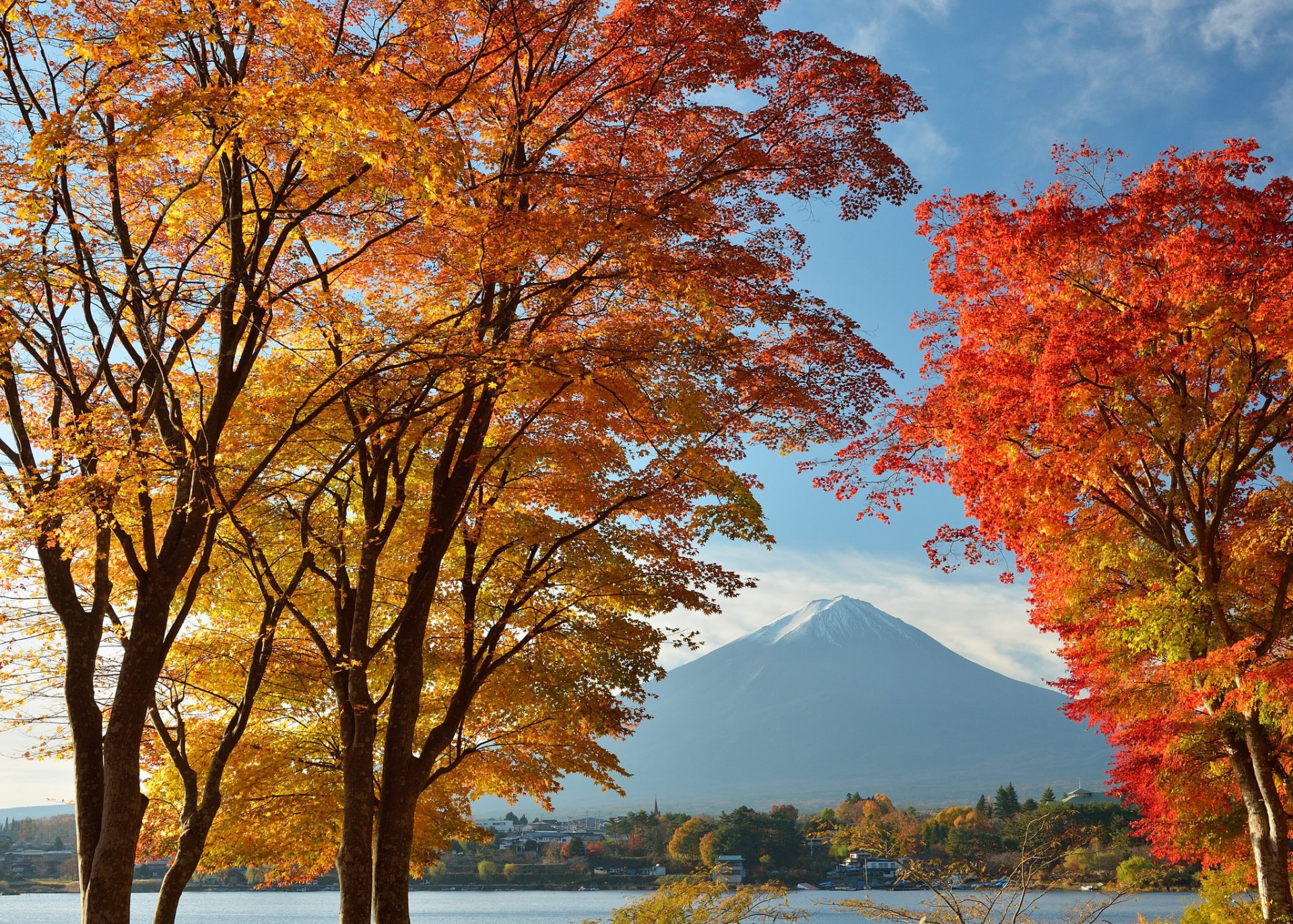 japonia góra fujiyama niebo jezioro drzewa liście jesień domy