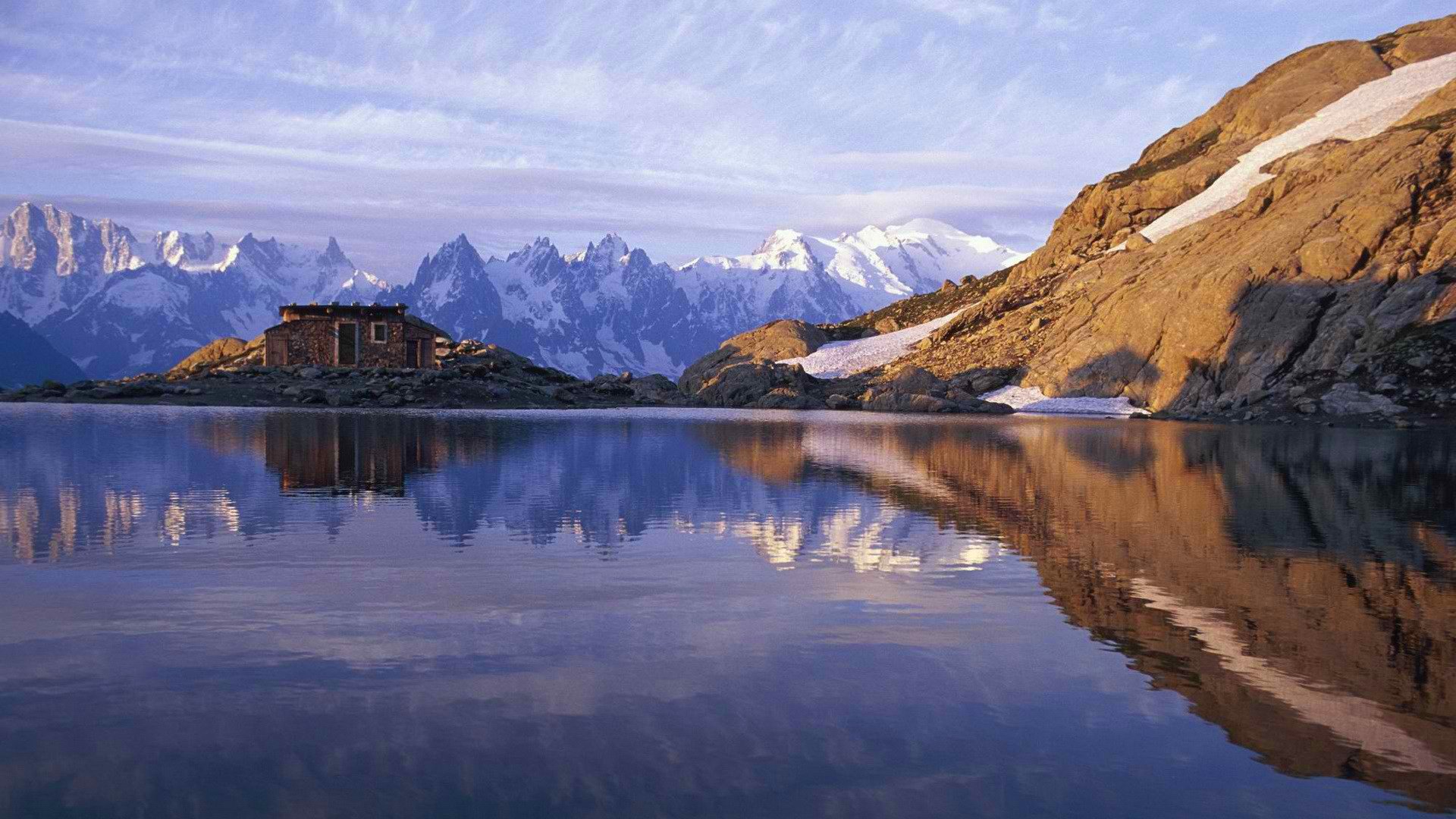 cielo nuvole montagne lago riflessione casetta