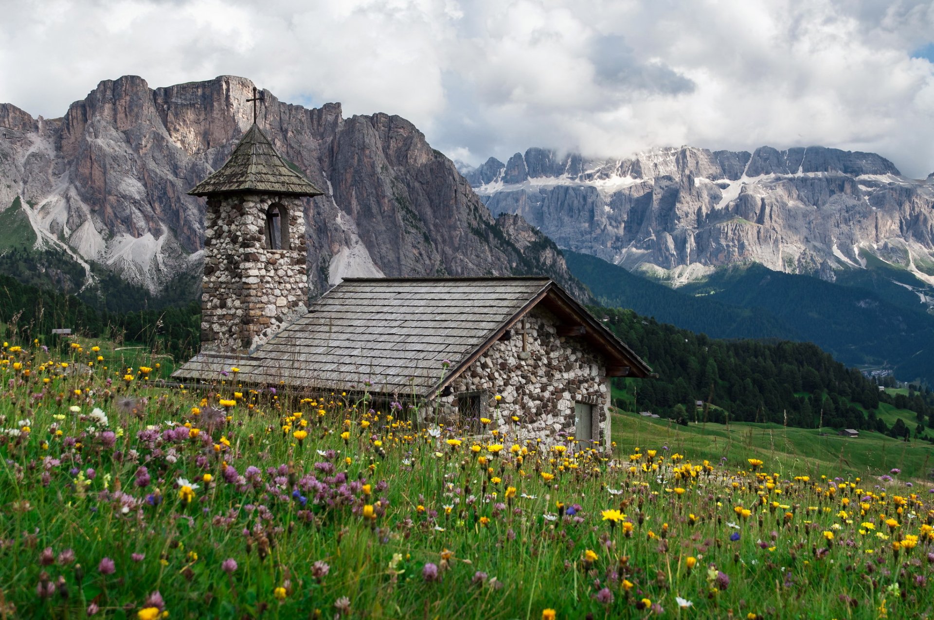 Долина цветов храм горы Альпы