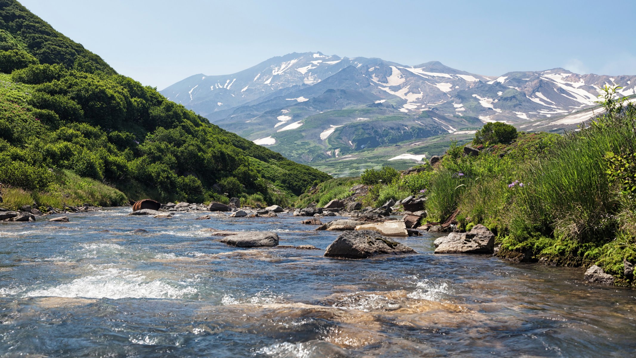 rusia kamchatka kamchatsky montañas arroyo piedras corriente