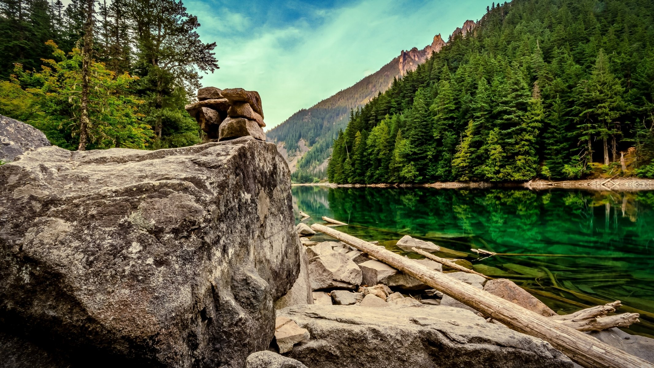 lago lindeman parco provinciale del lago chilewoke british columbia canada lago lindeman lago rocce massi foresta