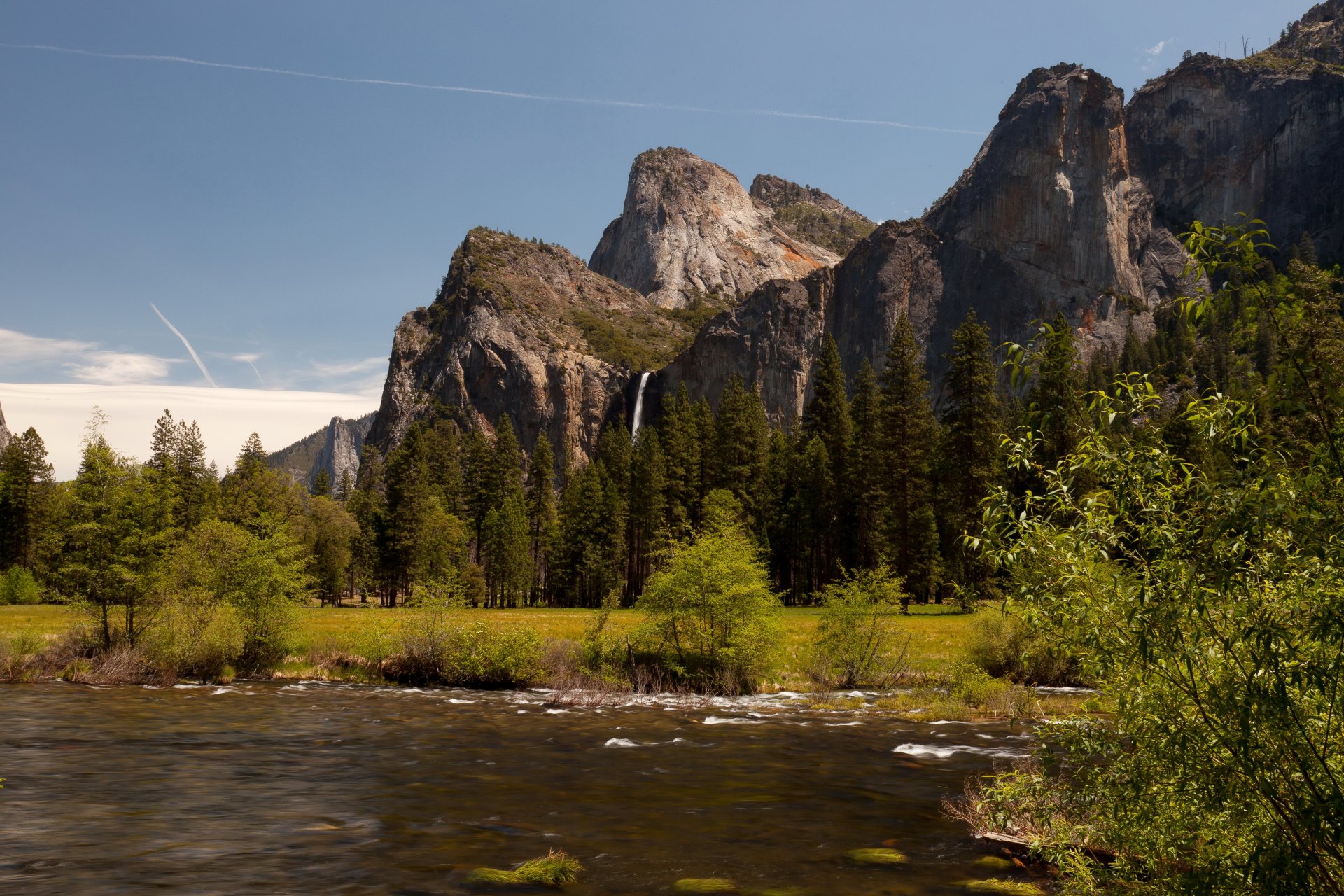 états-unis parc national de yosemite californie montagnes rochers arbres cascade rivière buissons clairière