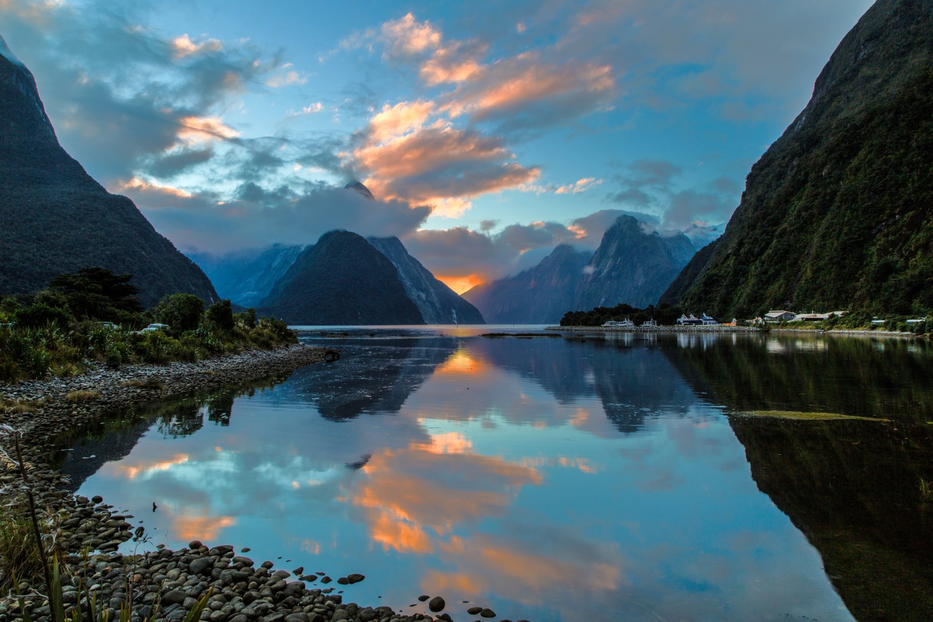 milford sound nueva zelanda fiordo bahía montañas reflexión