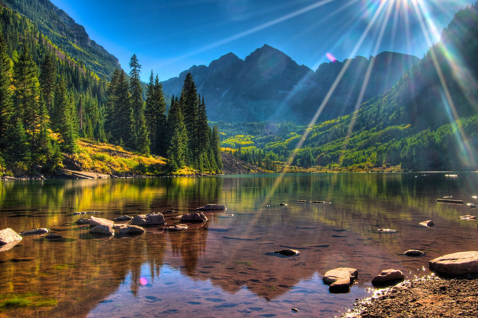 états-unis maroon bells colorado lac forêt montagnes côte pierres arbres rayons du soleil