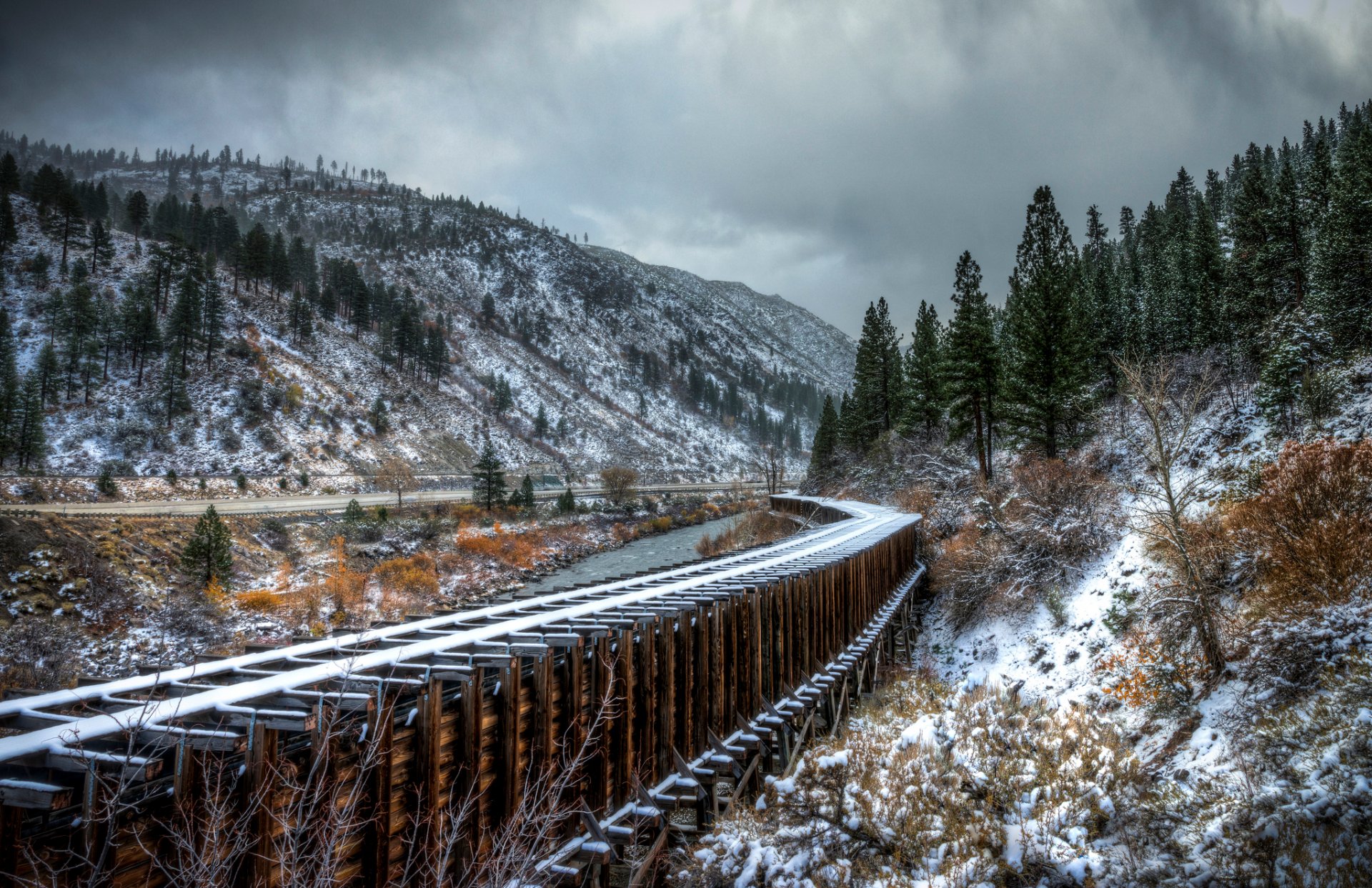 camino carriles otoño nieve árboles río montañas