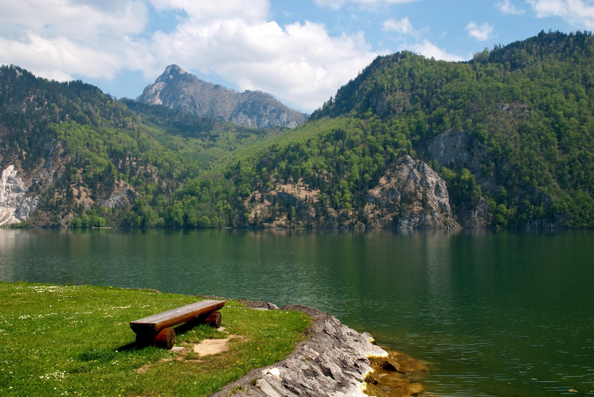 austria traunze lago montañas bosque árboles nubes costa banco