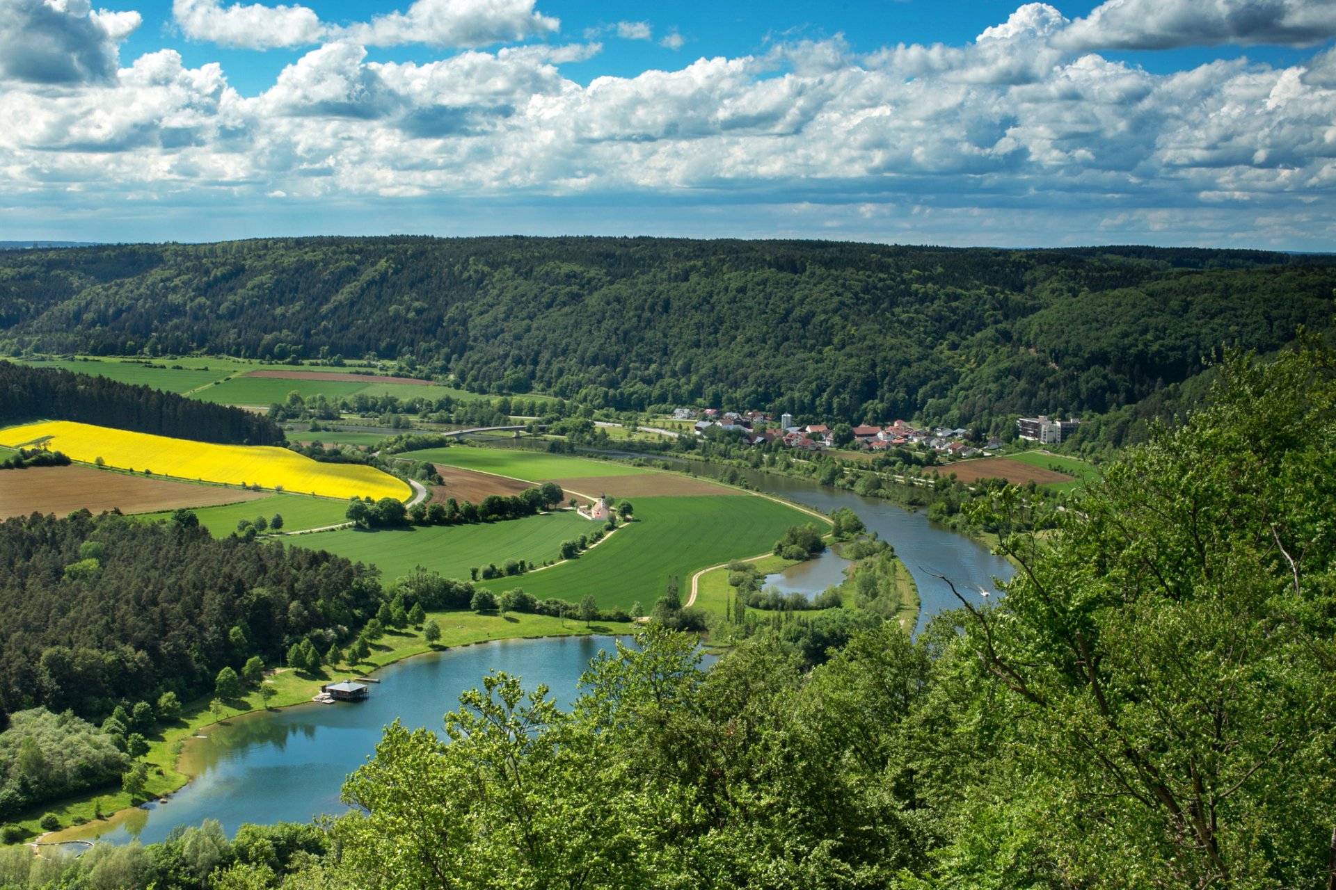 riedenburg baviera alemania río campos bosques nubes panorama